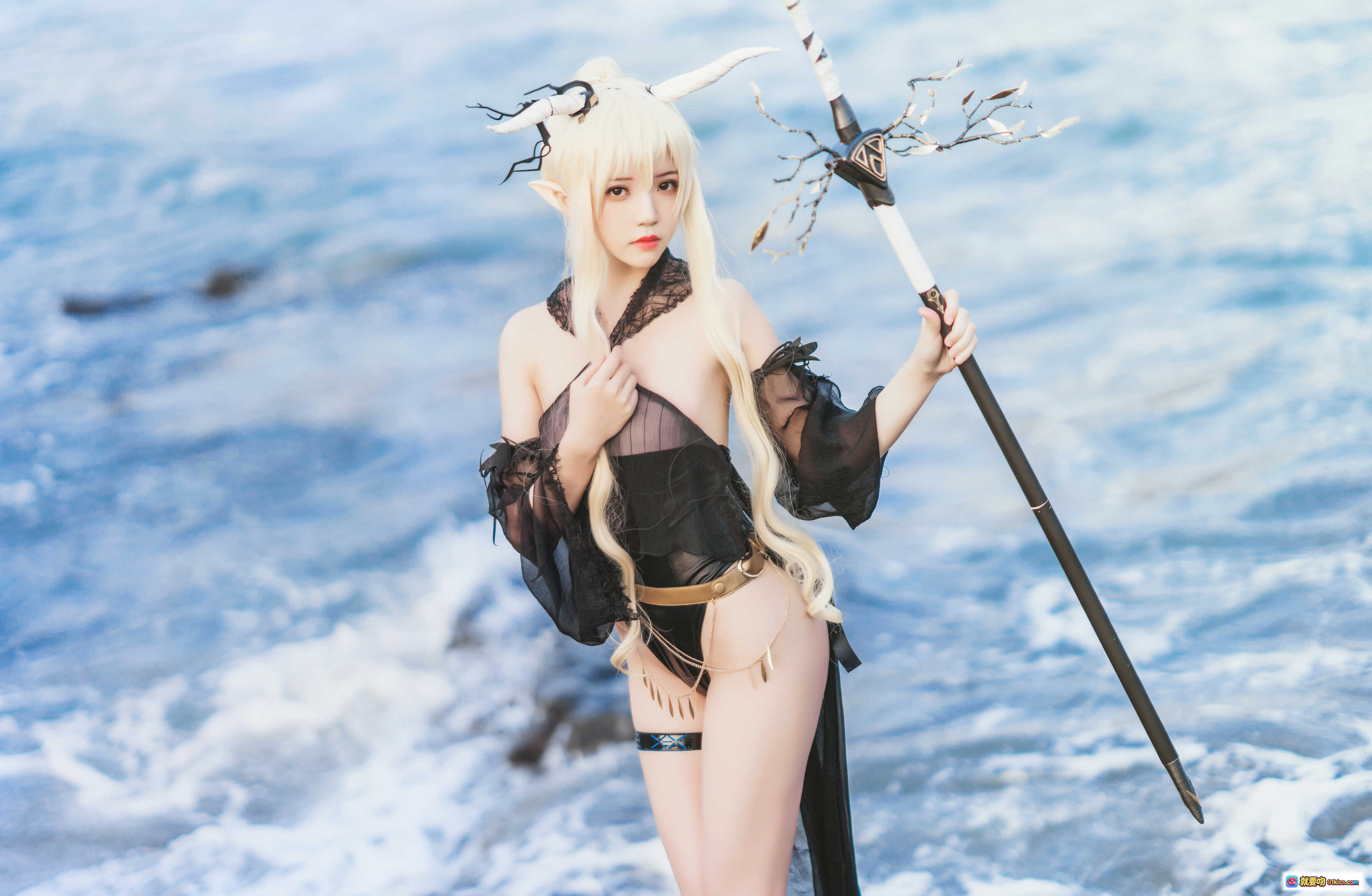 图片[4] - 桜桃喵085闪灵泳衣COS写真｜黑纱蕾丝海边岩石持杖精灵少女42P高清图集 - 就要吻