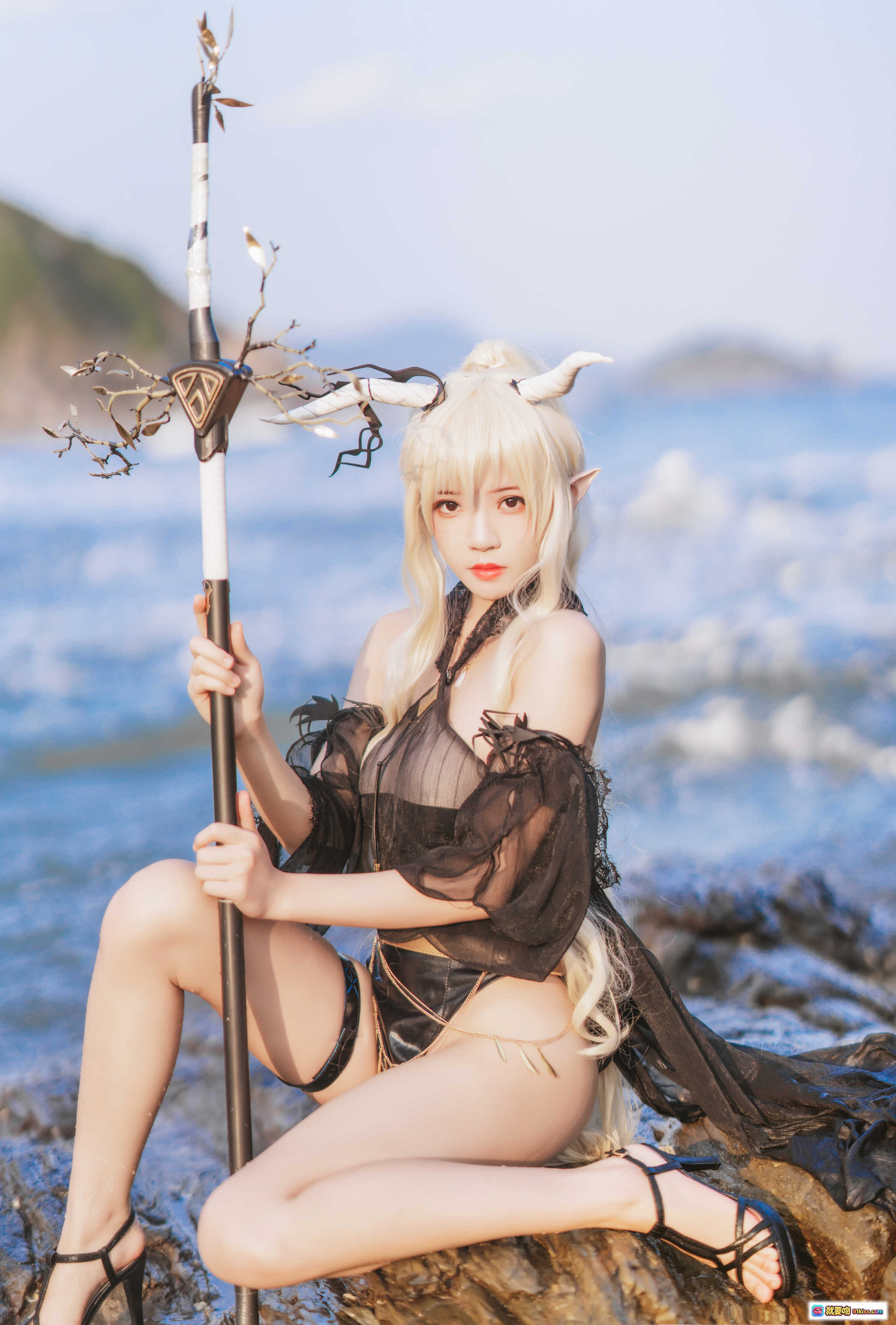 图片[7] - 桜桃喵085闪灵泳衣COS写真｜黑纱蕾丝海边岩石持杖精灵少女42P高清图集 - 就要吻