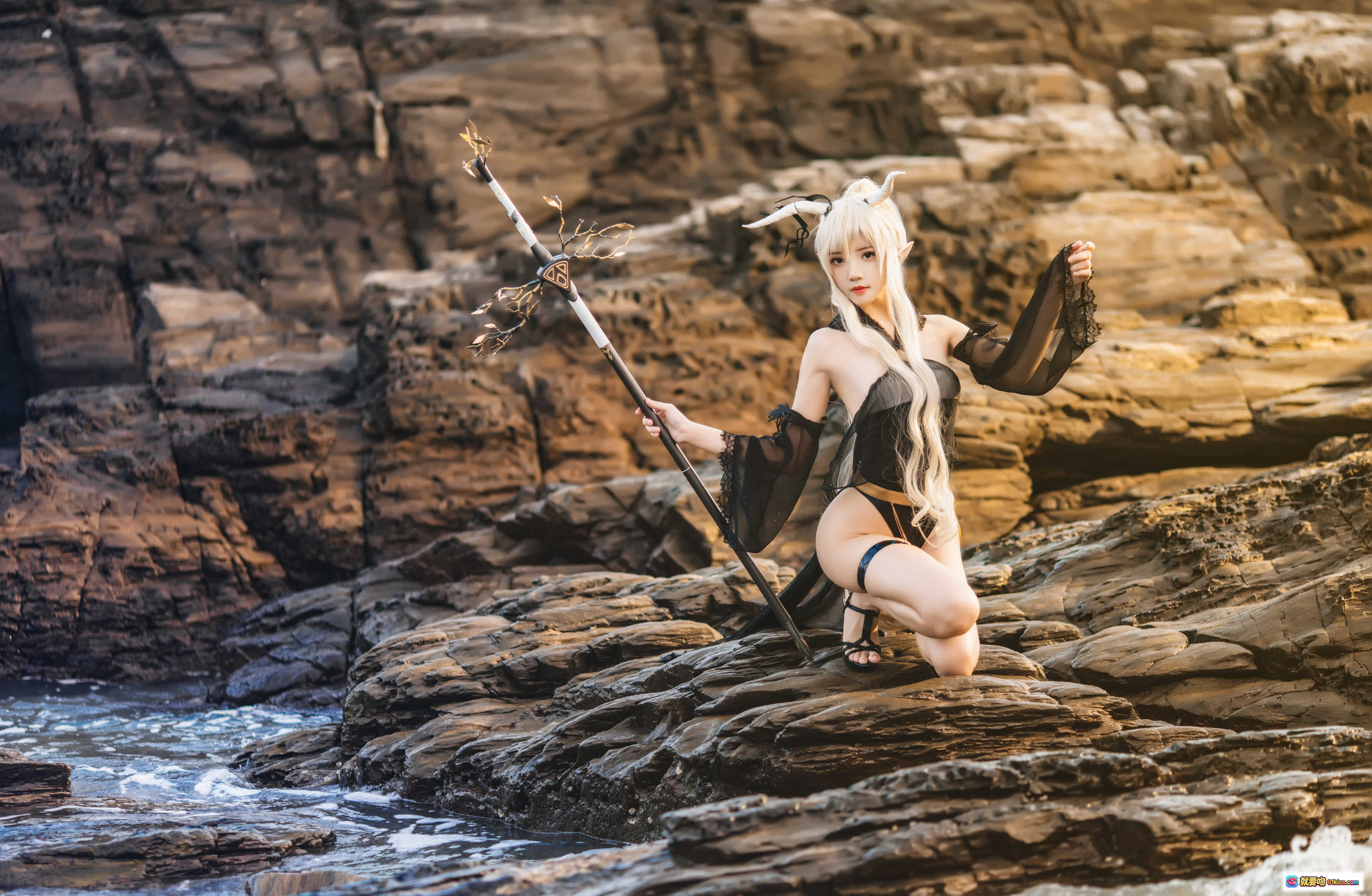 图片[5] - 桜桃喵085闪灵泳衣COS写真｜黑纱蕾丝海边岩石持杖精灵少女42P高清图集 - 就要吻