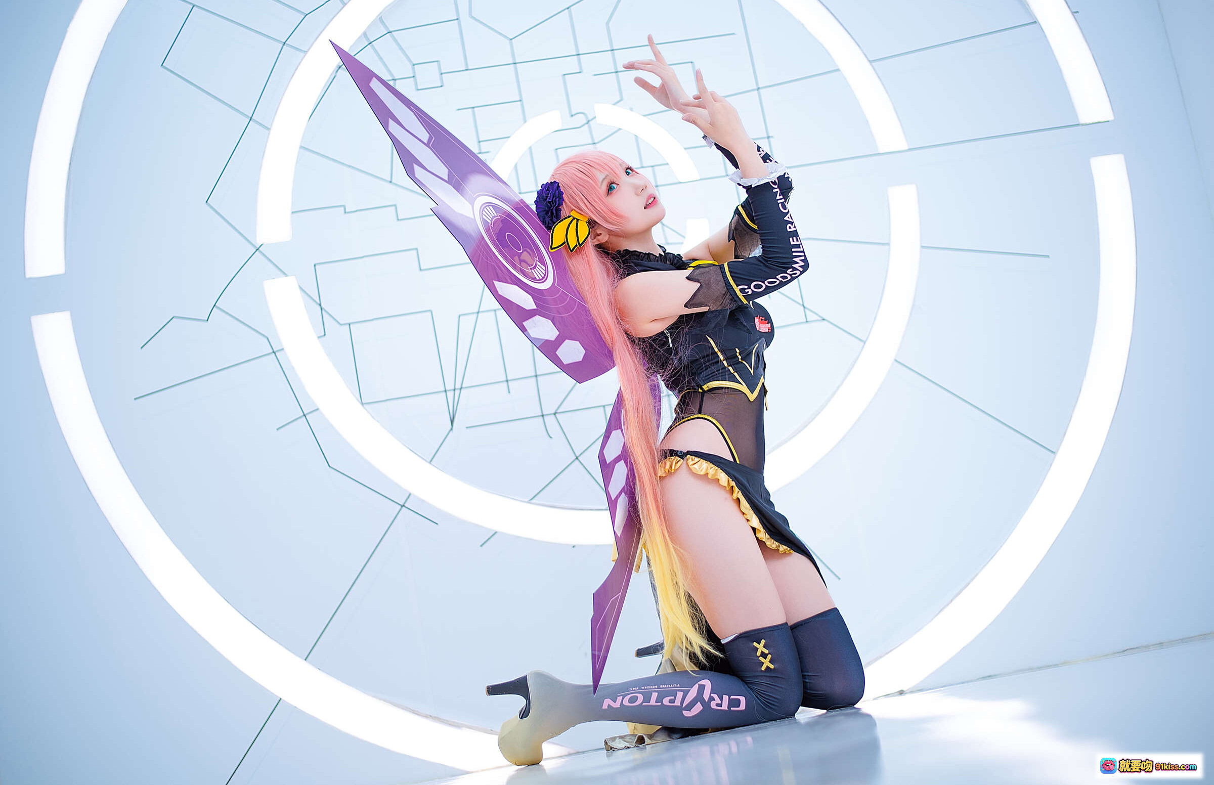 图片[6] - 瓜希酱NO.027 LUKA赛车Cosplay 粉发少女黑黄战衣性感坐姿 二次元动漫角色扮演写真集 - 就要吻