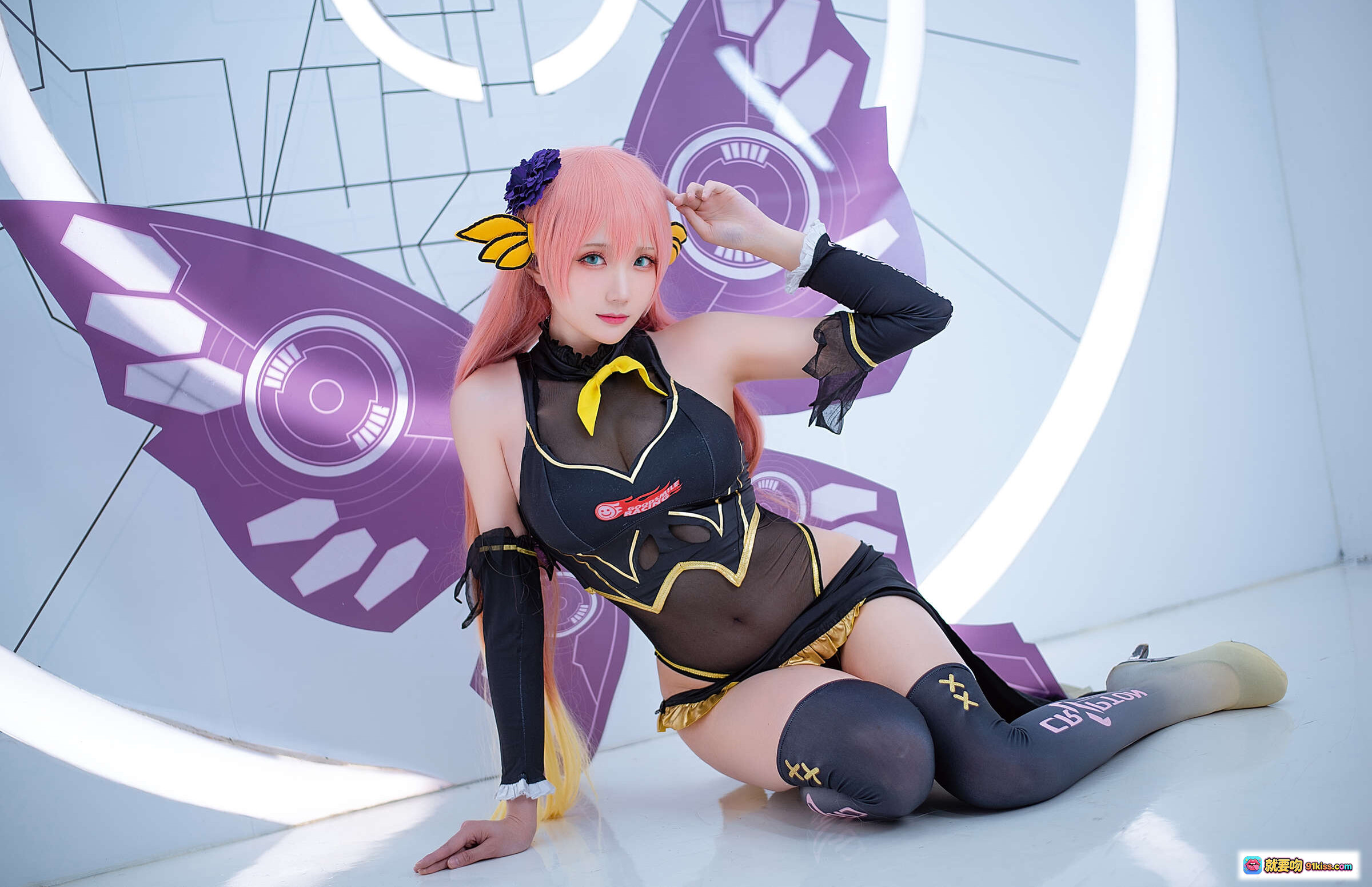 图片[5] - 瓜希酱NO.027 LUKA赛车Cosplay 粉发少女黑黄战衣性感坐姿 二次元动漫角色扮演写真集 - 就要吻