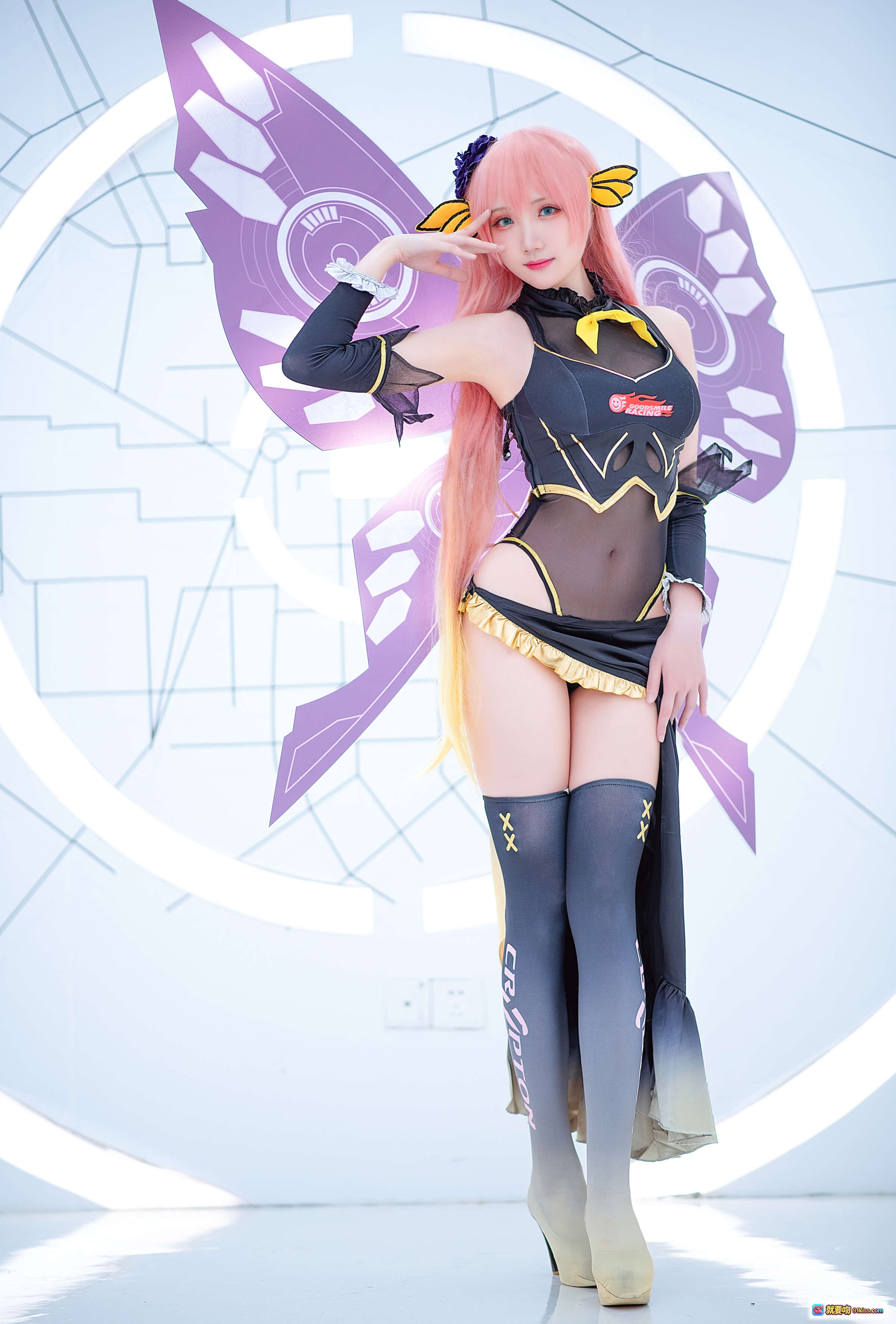 图片[4] - 瓜希酱NO.027 LUKA赛车Cosplay 粉发少女黑黄战衣性感坐姿 二次元动漫角色扮演写真集 - 就要吻