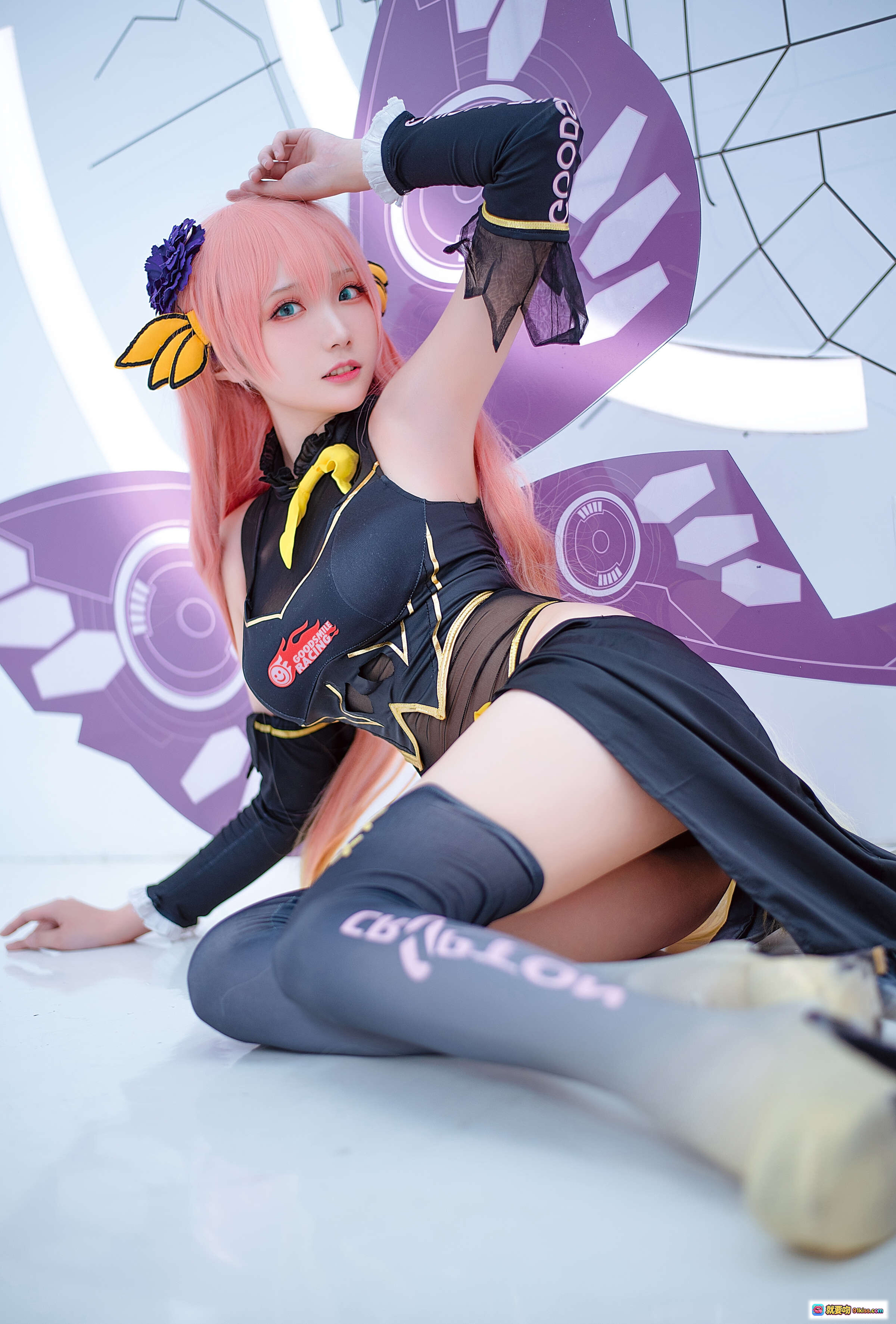 瓜希酱NO.027 LUKA赛车Cosplay 粉发少女黑黄战衣性感坐姿 二次元动漫角色扮演写真集 - 就要吻