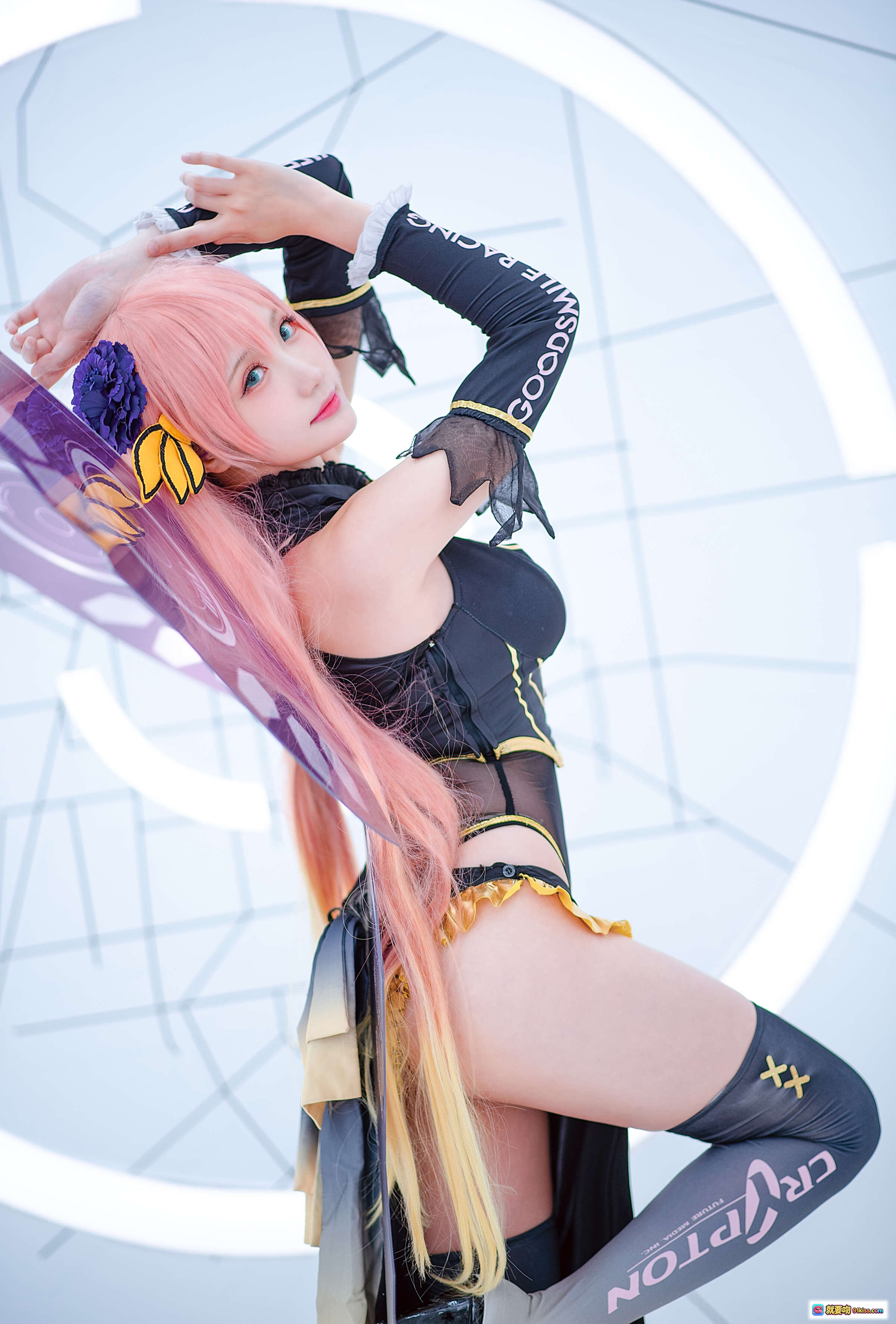 图片[3] - 瓜希酱NO.027 LUKA赛车Cosplay 粉发少女黑黄战衣性感坐姿 二次元动漫角色扮演写真集 - 就要吻