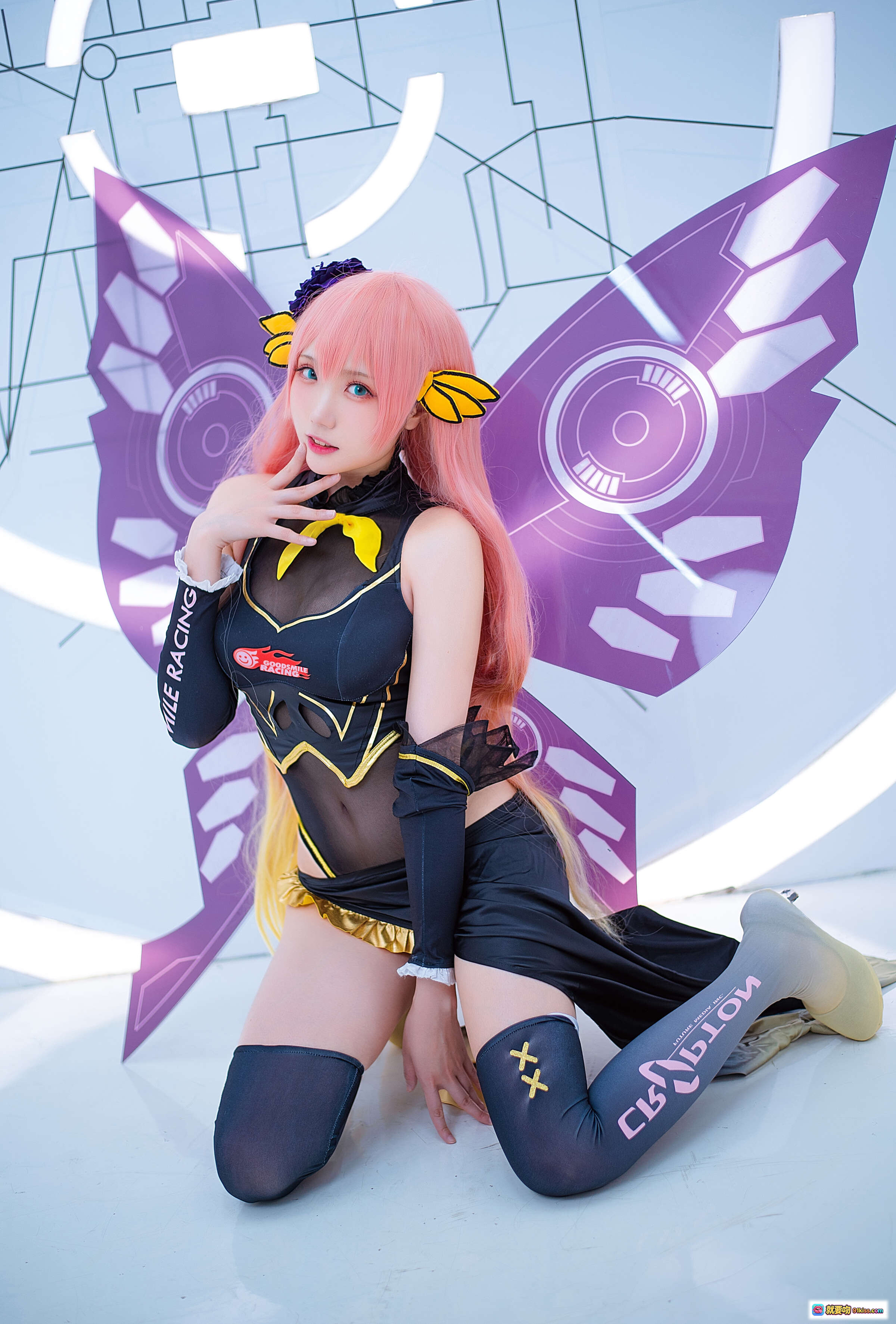 图片[9] - 瓜希酱NO.027 LUKA赛车Cosplay 粉发少女黑黄战衣性感坐姿 二次元动漫角色扮演写真集 - 就要吻