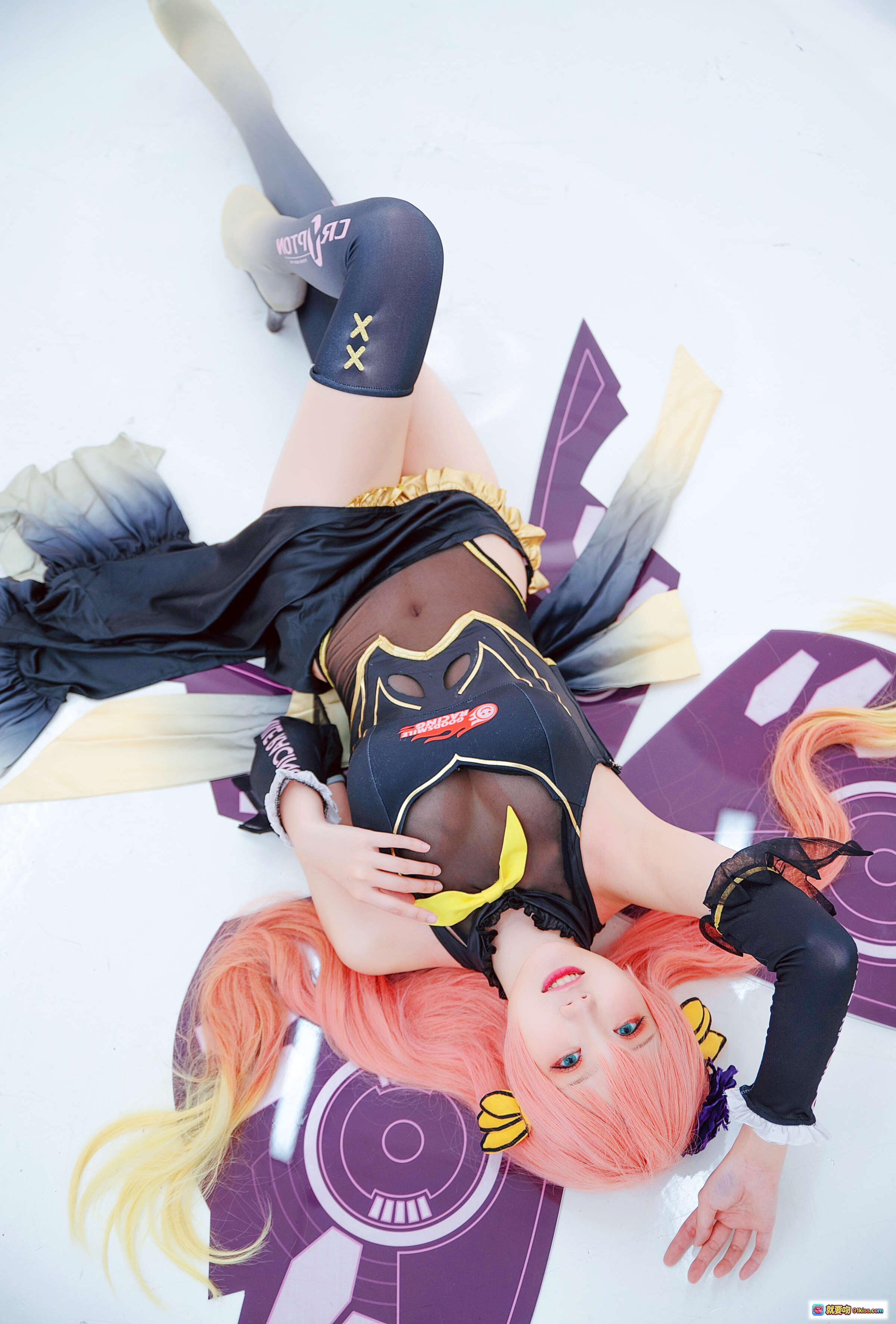 图片[10] - 瓜希酱NO.027 LUKA赛车Cosplay 粉发少女黑黄战衣性感坐姿 二次元动漫角色扮演写真集 - 就要吻