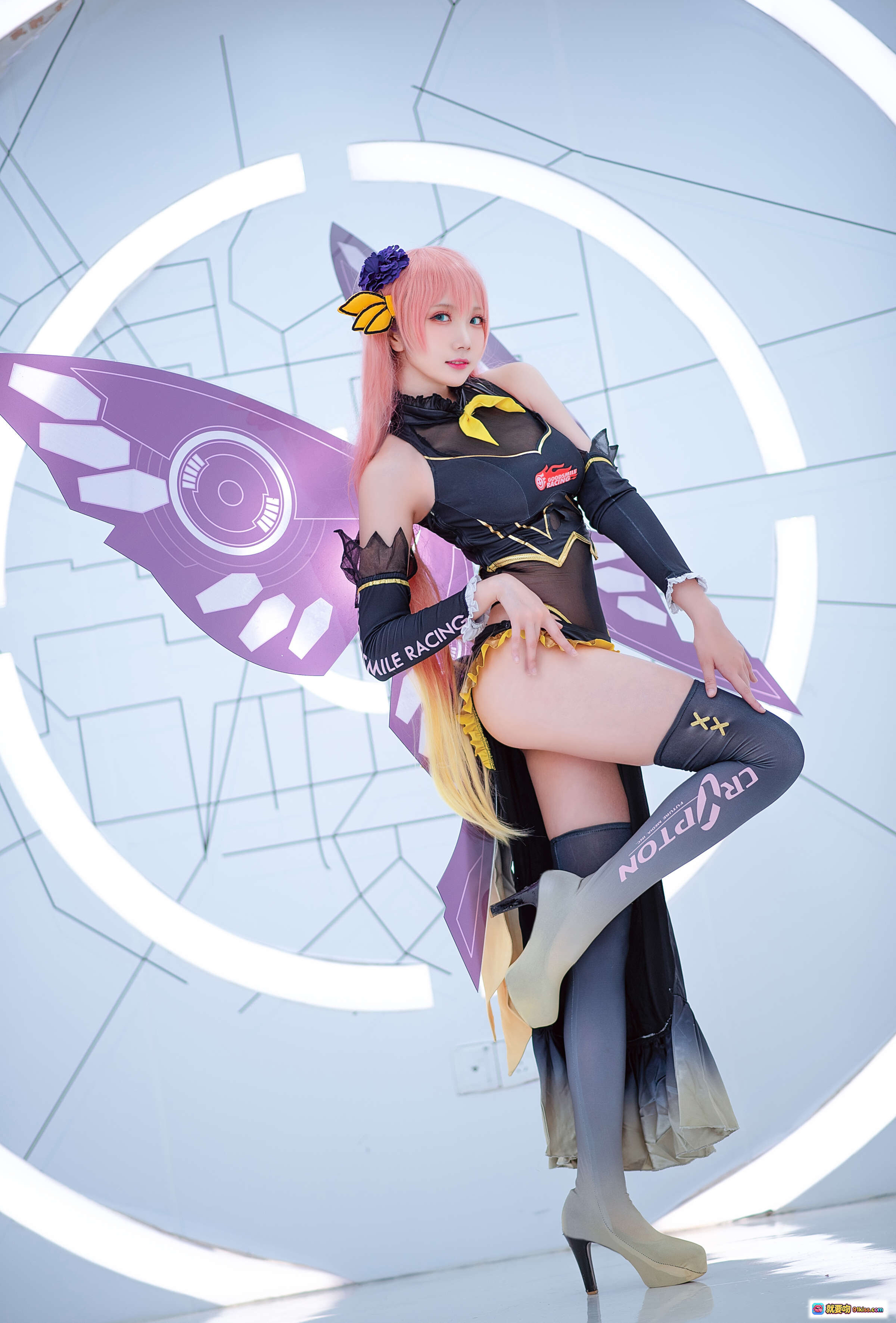 图片[8] - 瓜希酱NO.027 LUKA赛车Cosplay 粉发少女黑黄战衣性感坐姿 二次元动漫角色扮演写真集 - 就要吻