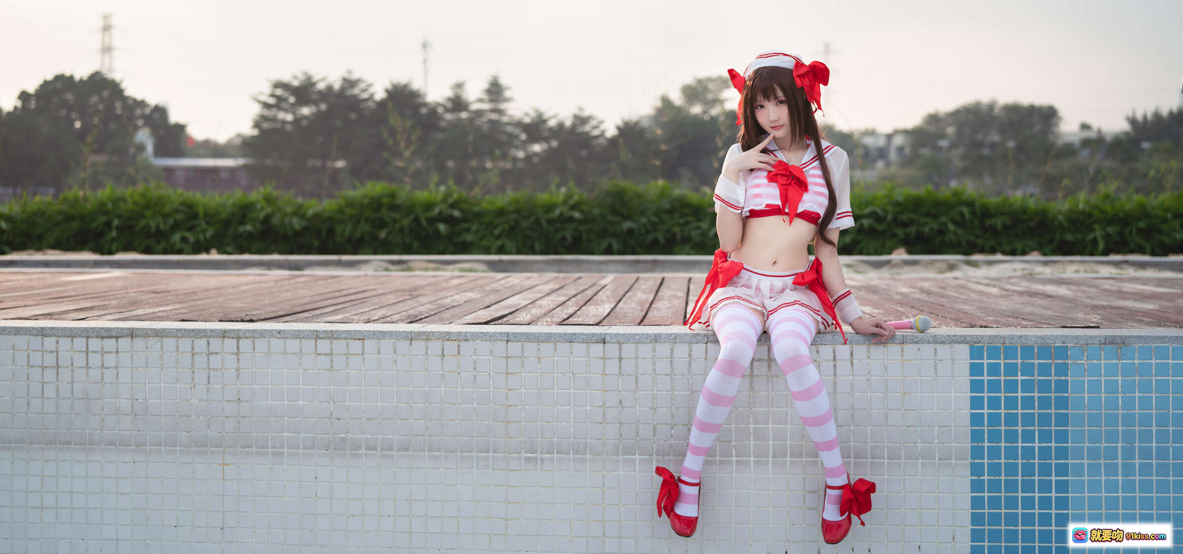 图片[1] - 瓜希酱NO.010岛村卯月泳衣写真 Cosplay红白条纹少女泳装户外池边美拍30P高清图集 - 就要吻