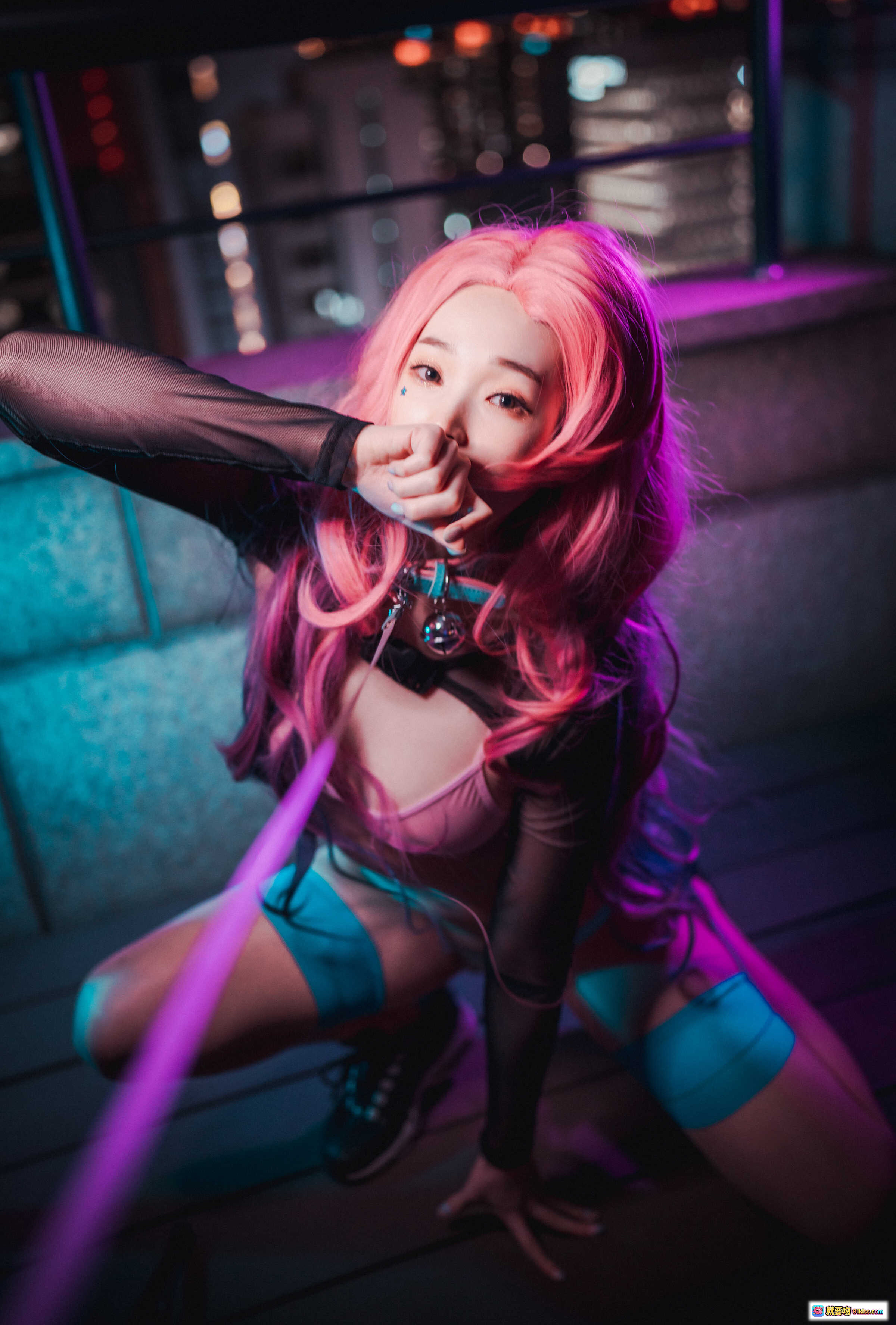 Bambi DJAWA Seraphine Cosplay 粉发星眸歌姬 夜景霓虹写真 狗狗主题造型 时尚性感摆拍 - 就要吻