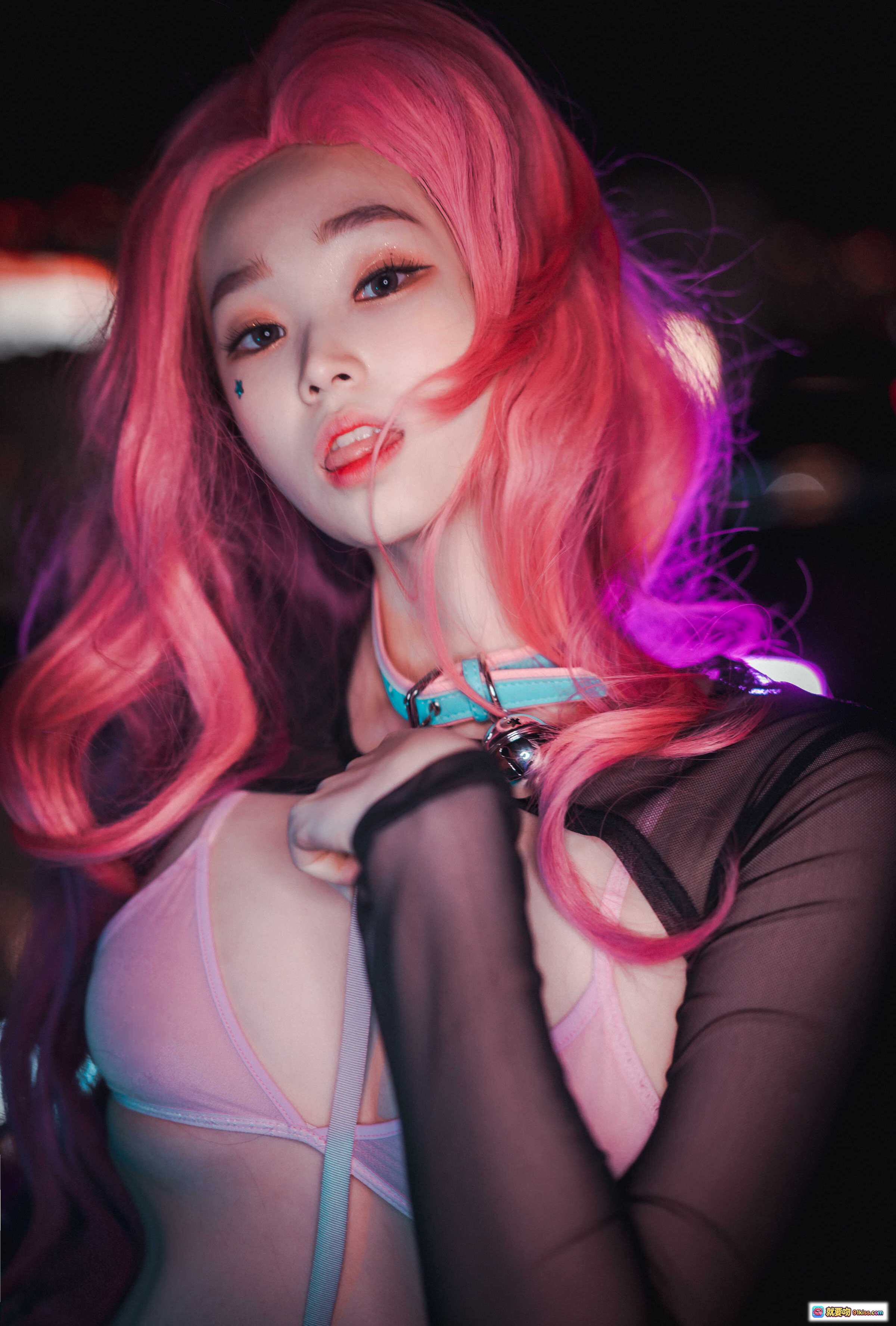 图片[10] - Bambi DJAWA Seraphine Cosplay 粉发星眸歌姬 夜景霓虹写真 狗狗主题造型 时尚性感摆拍 - 就要吻