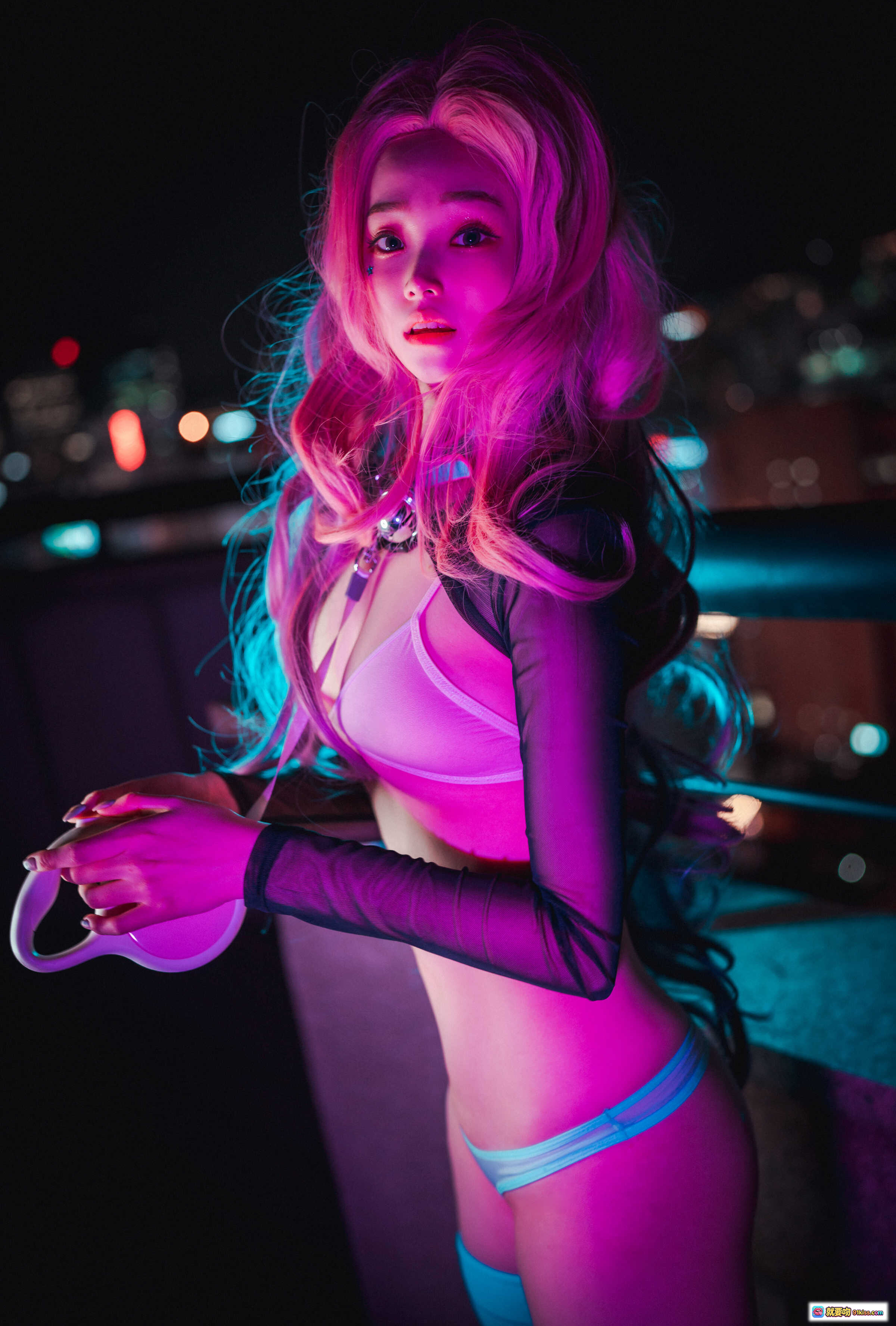 图片[6] - Bambi DJAWA Seraphine Cosplay 粉发星眸歌姬 夜景霓虹写真 狗狗主题造型 时尚性感摆拍 - 就要吻