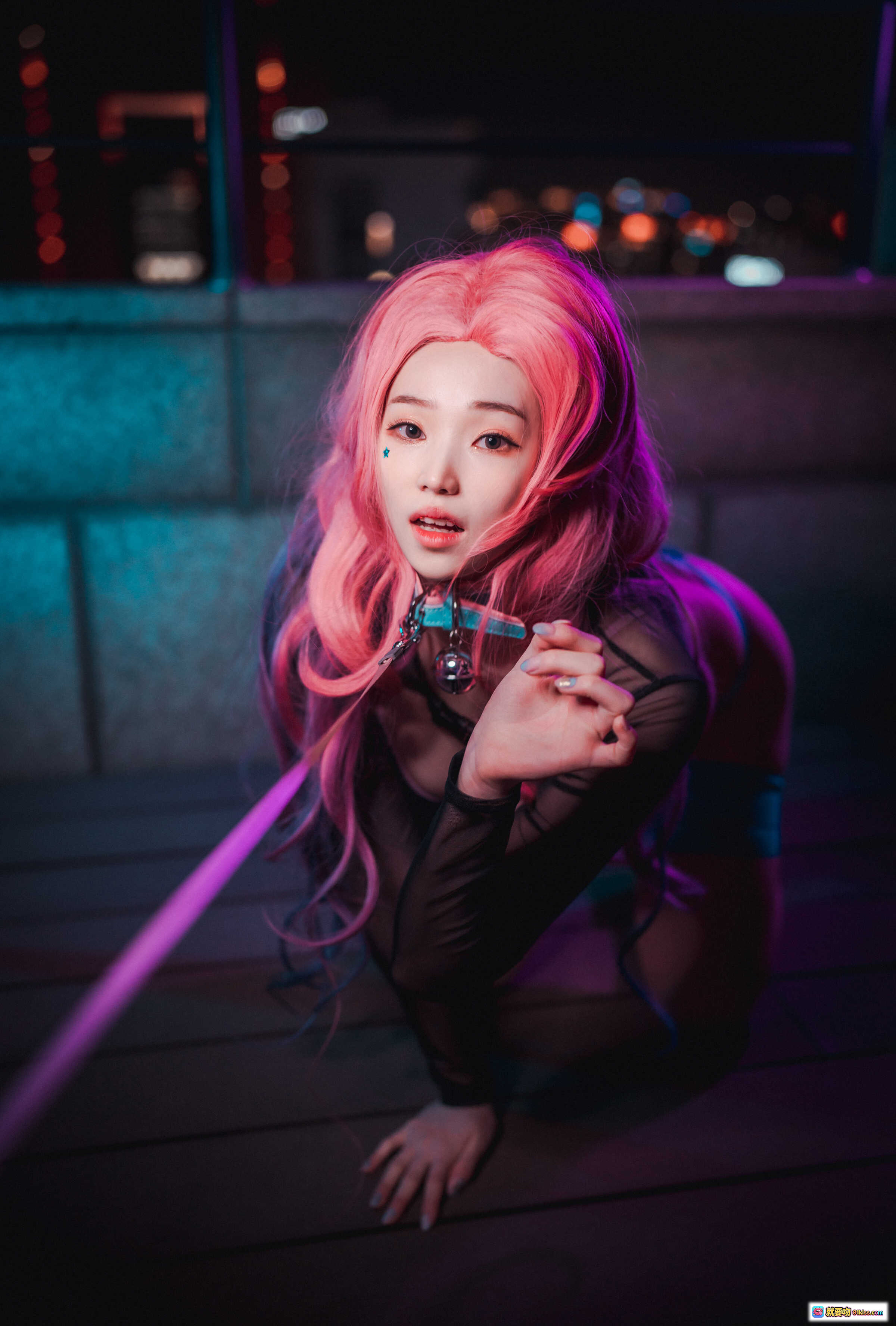 图片[7] - Bambi DJAWA Seraphine Cosplay 粉发星眸歌姬 夜景霓虹写真 狗狗主题造型 时尚性感摆拍 - 就要吻