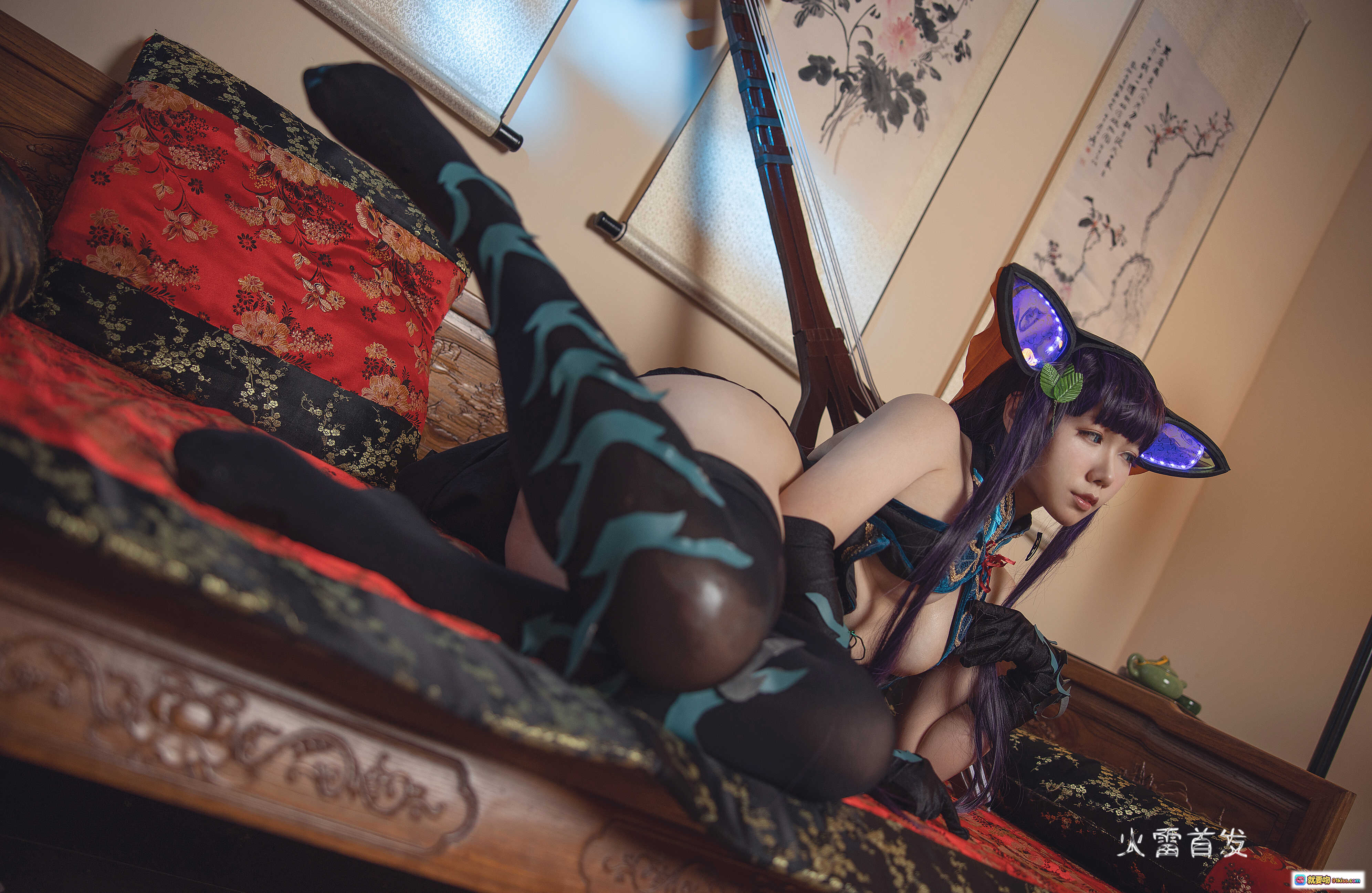 图片[7] - 麻花酱NO.014杨贵妃Cosplay写真｜古风黑丝美腿+发光特效+琵琶道具+红毯古典场景+精致妆造37P高清图集 - 就要吻