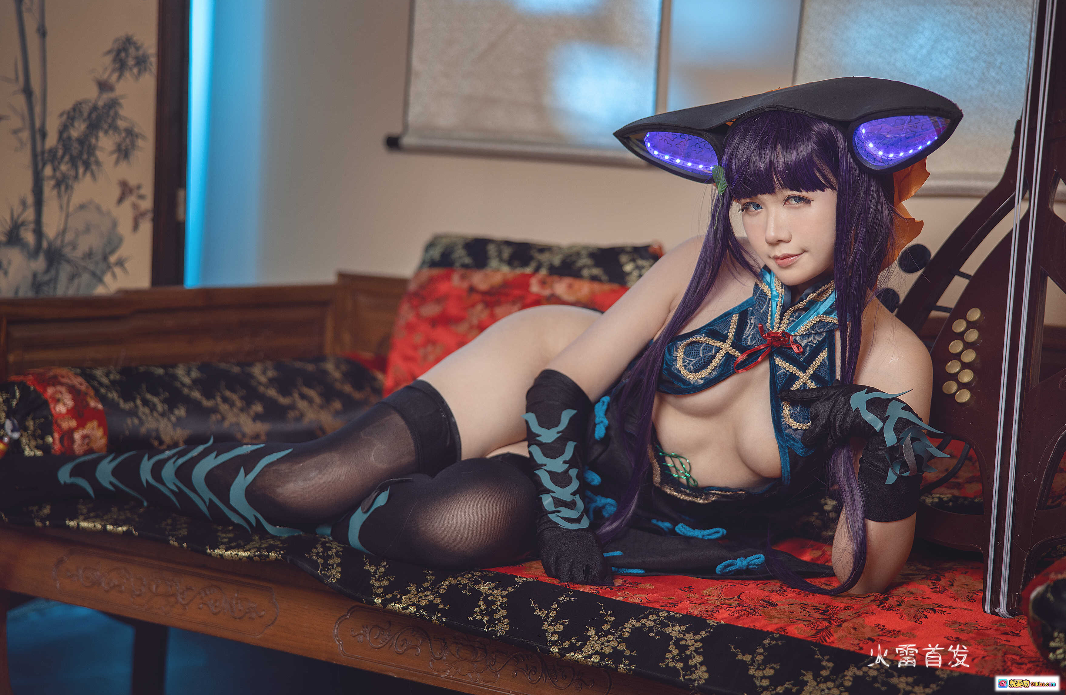 图片[10] - 麻花酱NO.014杨贵妃Cosplay写真｜古风黑丝美腿+发光特效+琵琶道具+红毯古典场景+精致妆造37P高清图集 - 就要吻