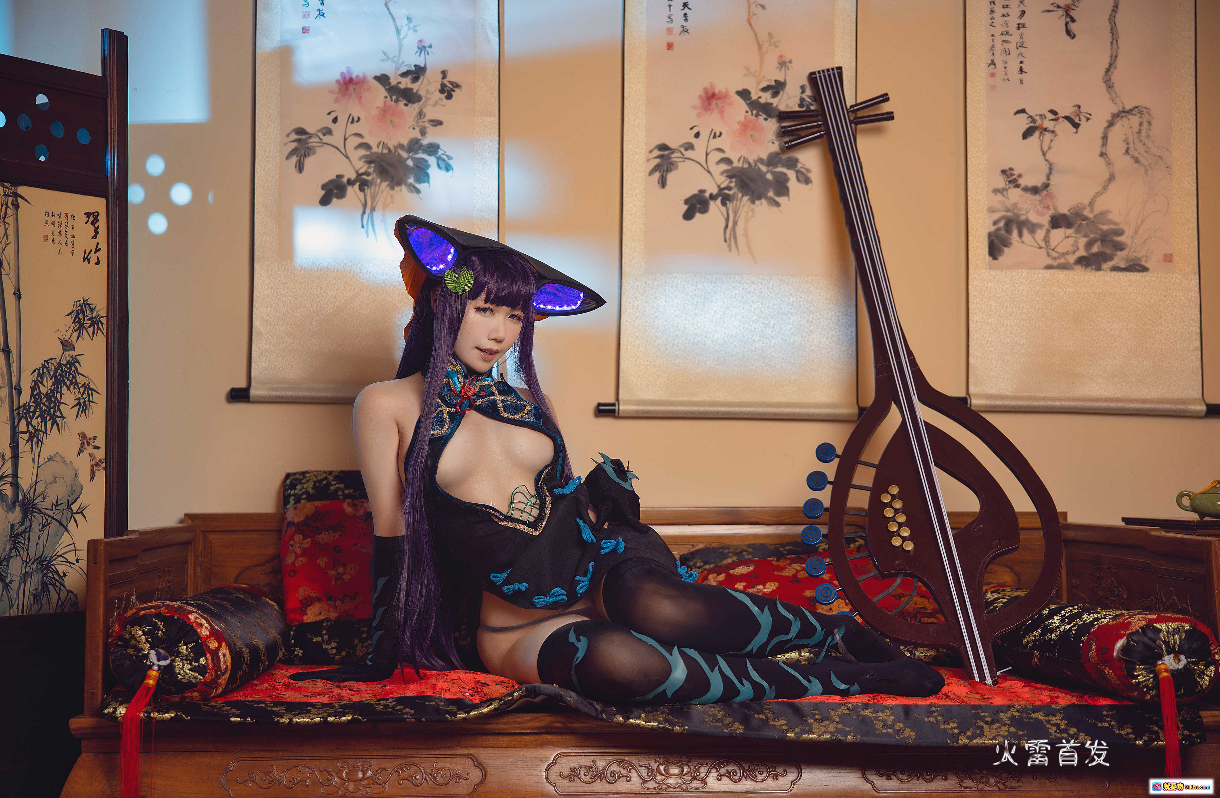 图片[9] - 麻花酱NO.014杨贵妃Cosplay写真｜古风黑丝美腿+发光特效+琵琶道具+红毯古典场景+精致妆造37P高清图集 - 就要吻