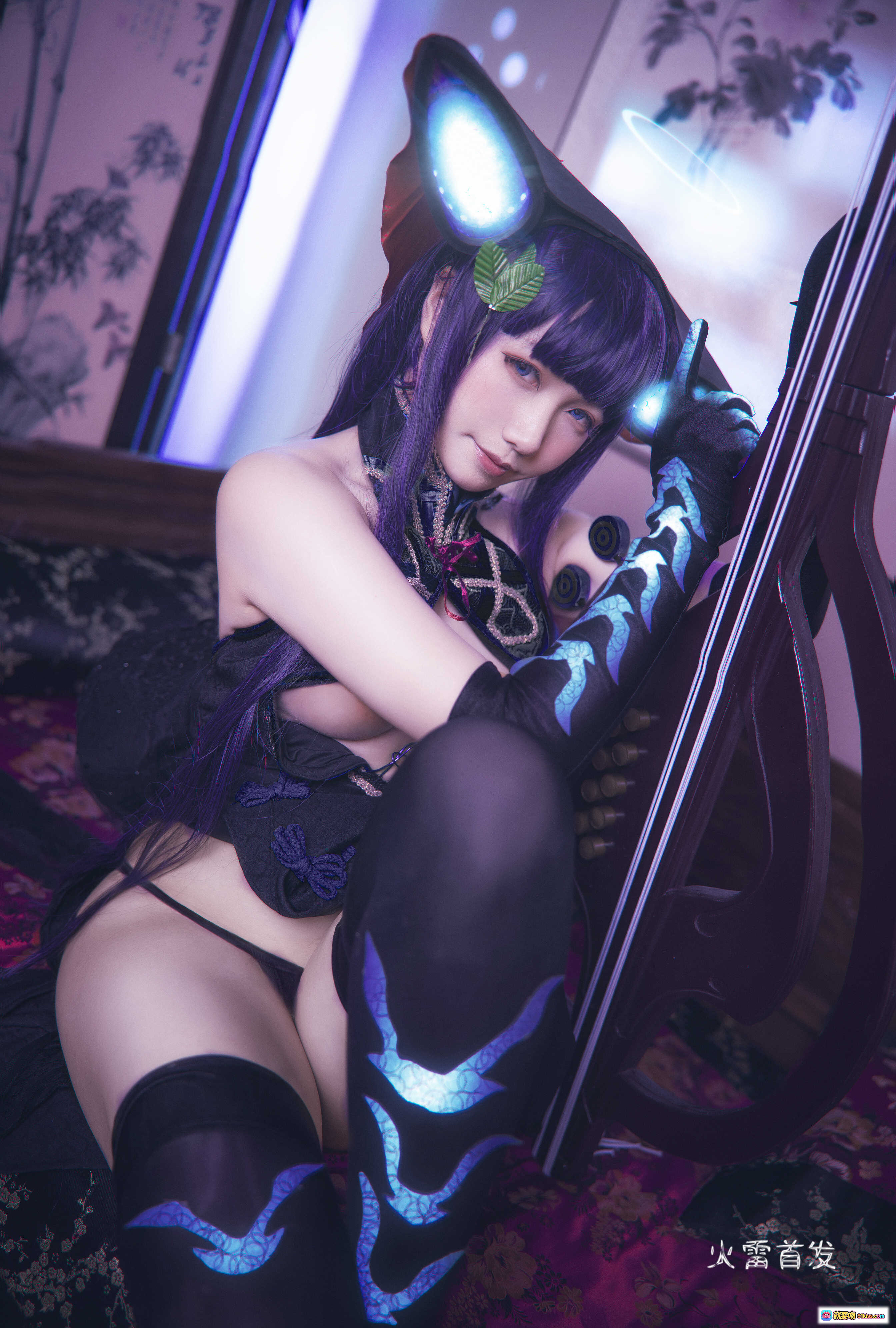 图片[5] - 麻花酱NO.014杨贵妃Cosplay写真｜古风黑丝美腿+发光特效+琵琶道具+红毯古典场景+精致妆造37P高清图集 - 就要吻