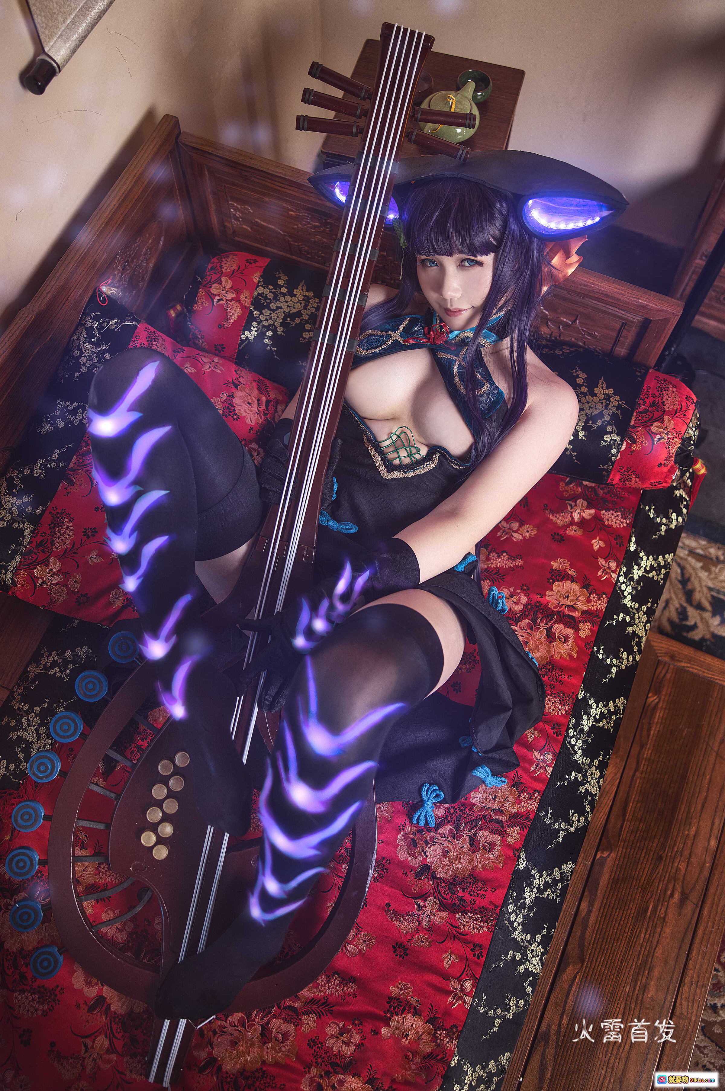 麻花酱NO.014杨贵妃Cosplay写真｜古风黑丝美腿+发光特效+琵琶道具+红毯古典场景+精致妆造37P高清图集 - 就要吻