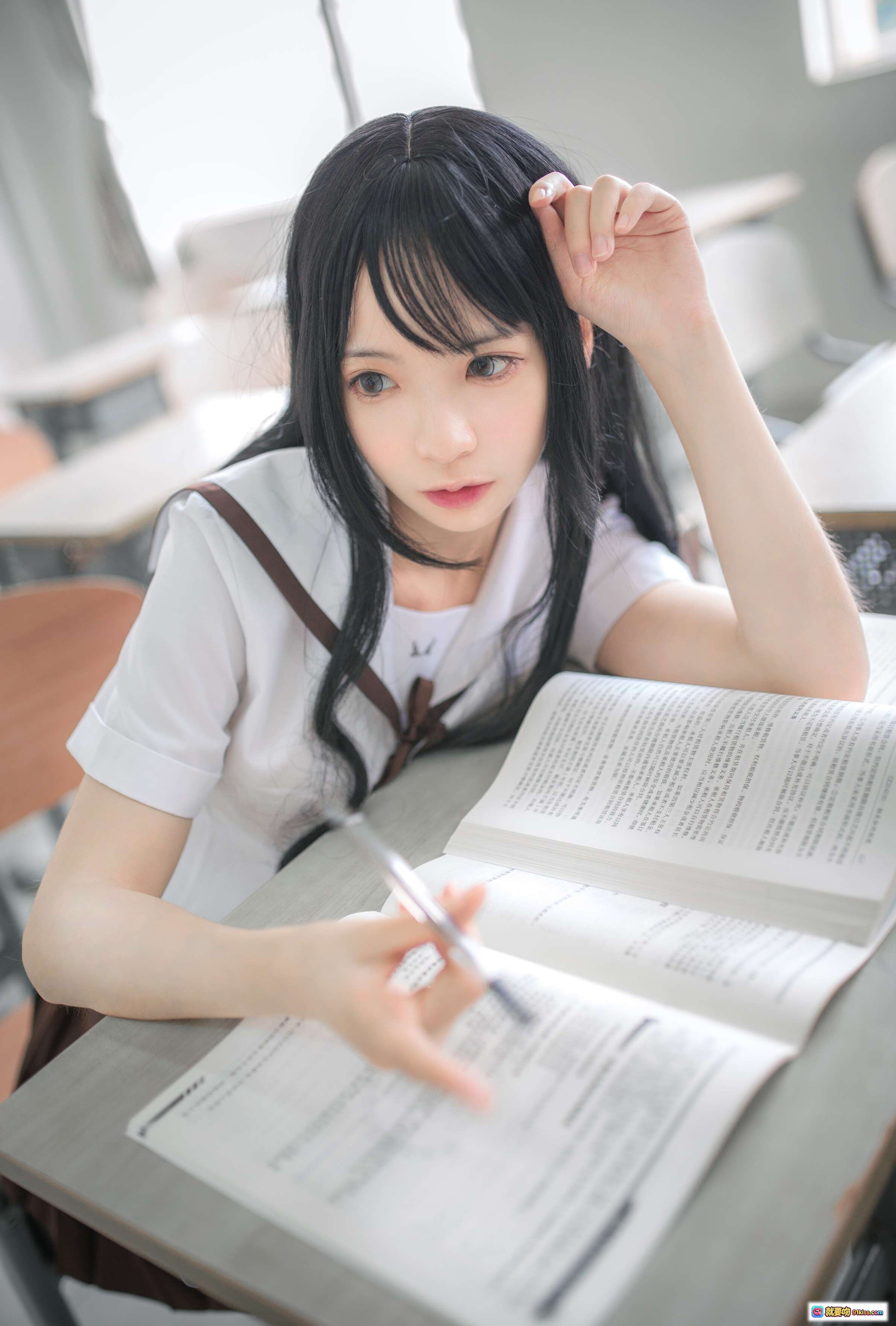 图片[10] - 疯猫ss NO.025 棕裙少女教室坐姿黑袜美腿写真 22P高清图集 - 就要吻