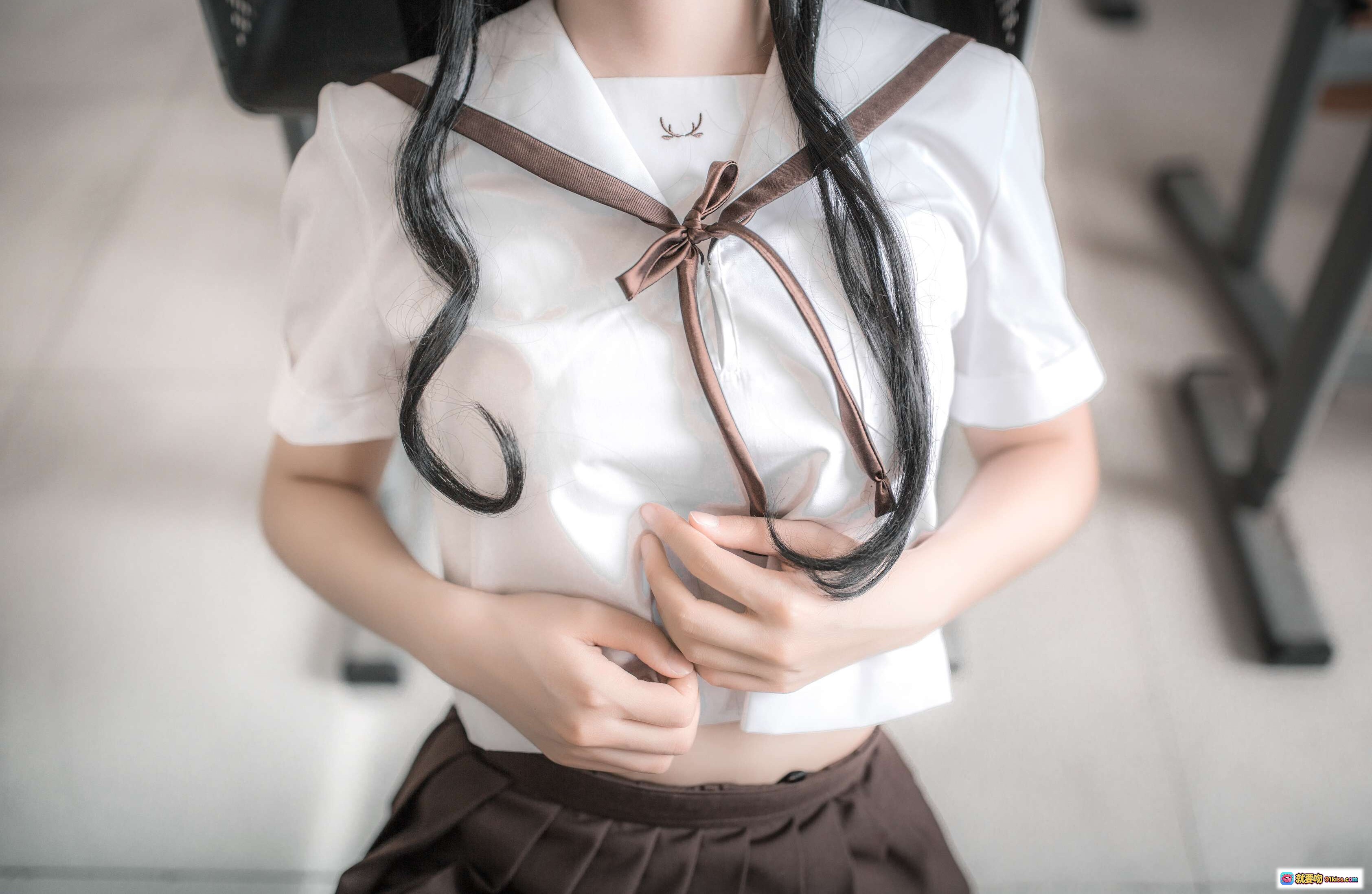 图片[9] - 疯猫ss NO.025 棕裙少女教室坐姿黑袜美腿写真 22P高清图集 - 就要吻