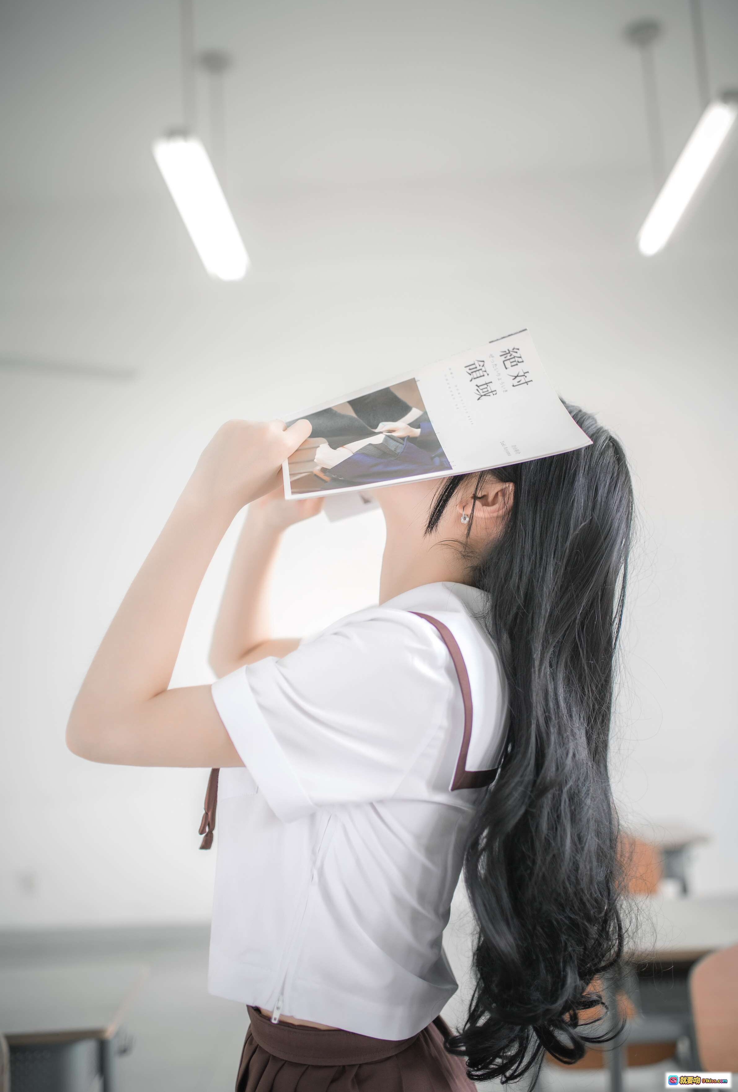 图片[2] - 疯猫ss NO.025 棕裙少女教室坐姿黑袜美腿写真 22P高清图集 - 就要吻