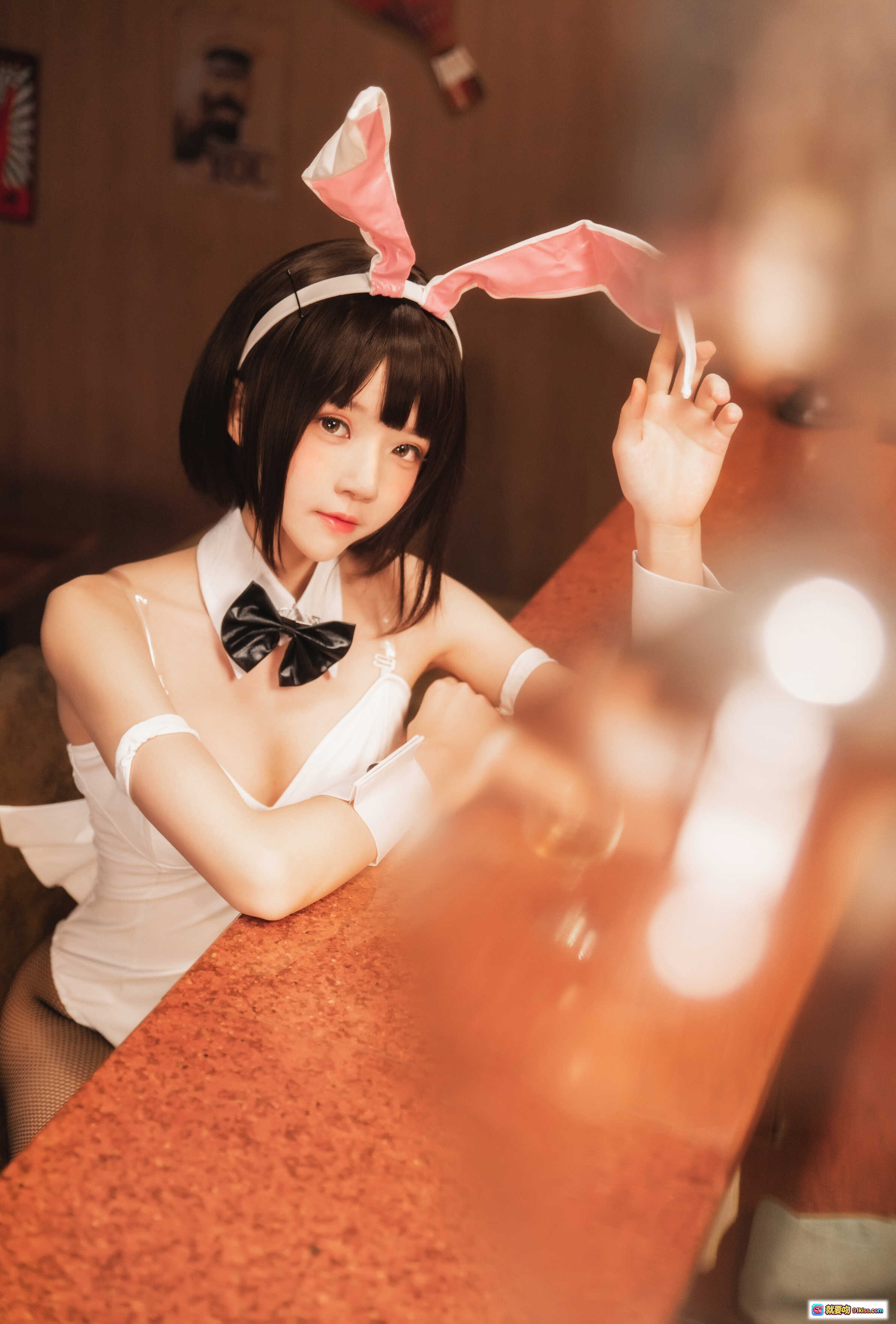 图片[1] - 桜桃喵 cosplay 加藤惠 兔女郎写真 | 白色制服+粉色兔耳+黑领结 | 甜美少女风室内拍摄 29P高清图集 - 就要吻