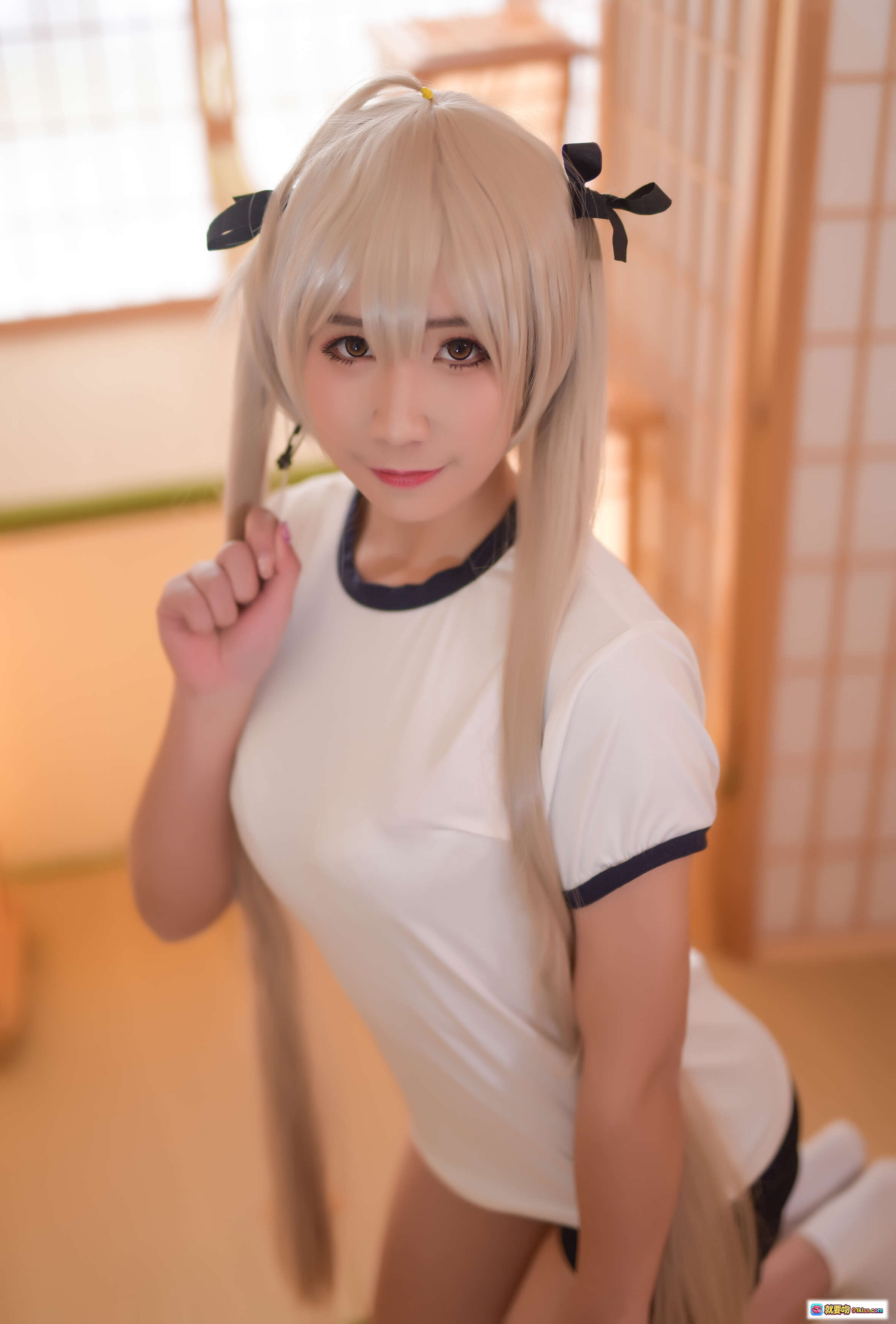 图片[3] - 九曲Jean NO.003 缘之空 穹妹 Cosplay 白色短袖 黑色短裤 双马尾 伸展姿势 日式房间 清新甜美 高清写真 40P 343MB - 就要吻
