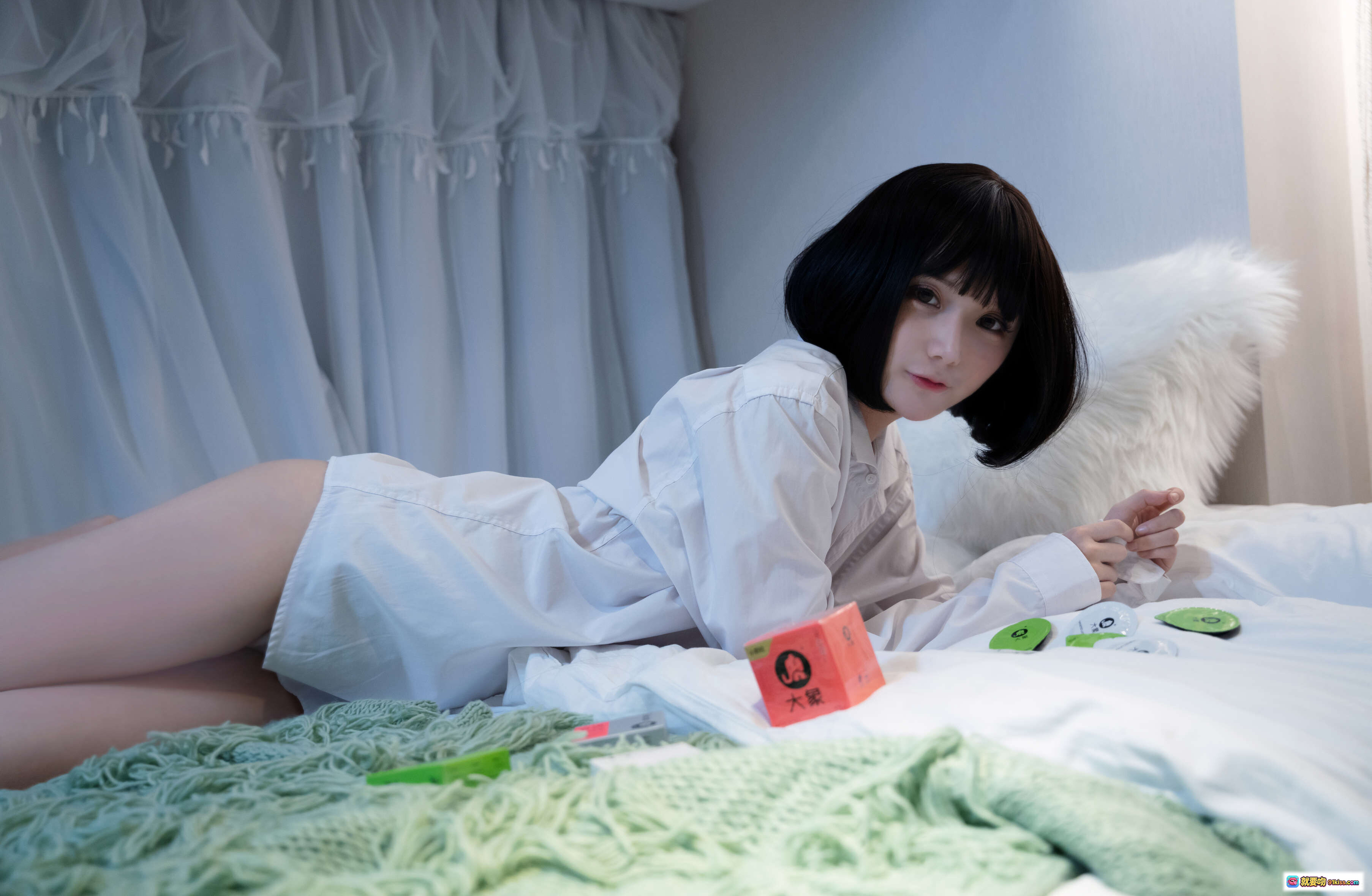 图片[1] - 仙九Airi NO.010 白衬衫少女卧室写真 11P高清图集 绿毯白床温柔氛围 甜美短发私房照 - 就要吻