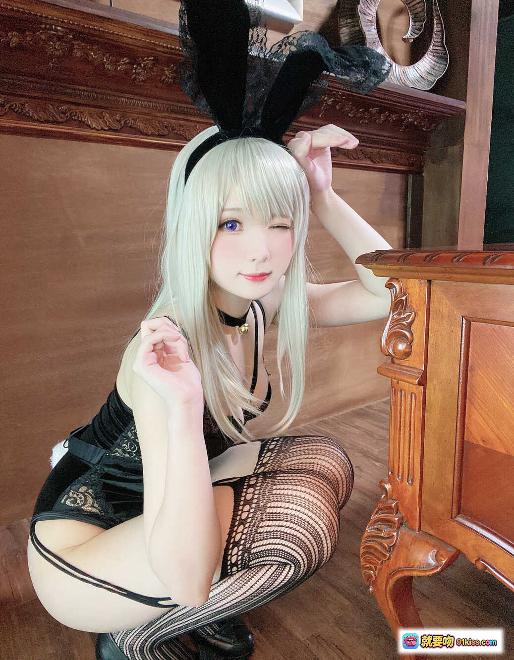 图片[4] - 霜月Shimo Cosplay私房写真NO.014｜兔女郎黑丝美腿｜复古书房场景｜14P高清图集 - 就要吻