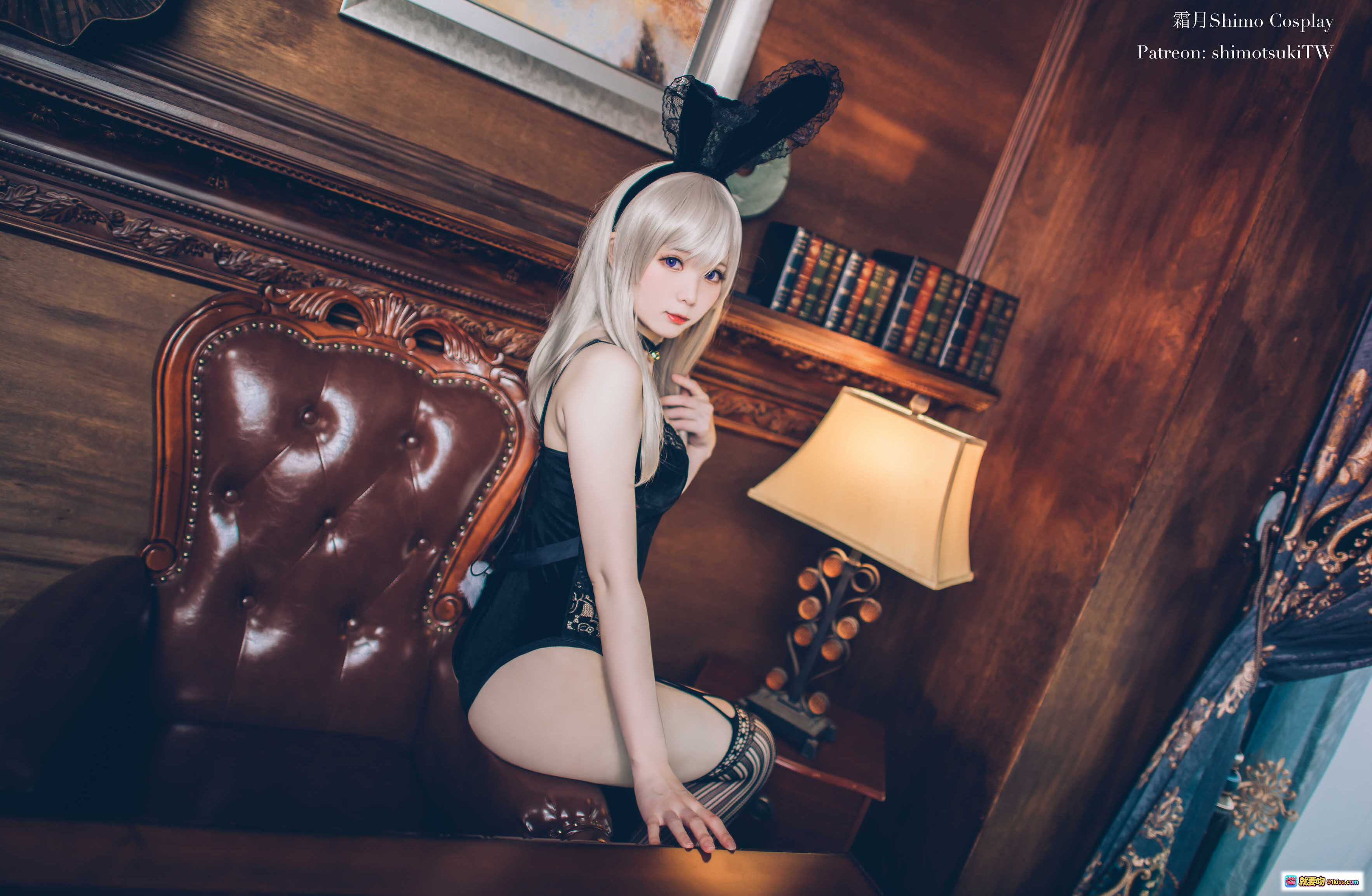 图片[1] - 霜月Shimo Cosplay私房写真NO.014｜兔女郎黑丝美腿｜复古书房场景｜14P高清图集 - 就要吻