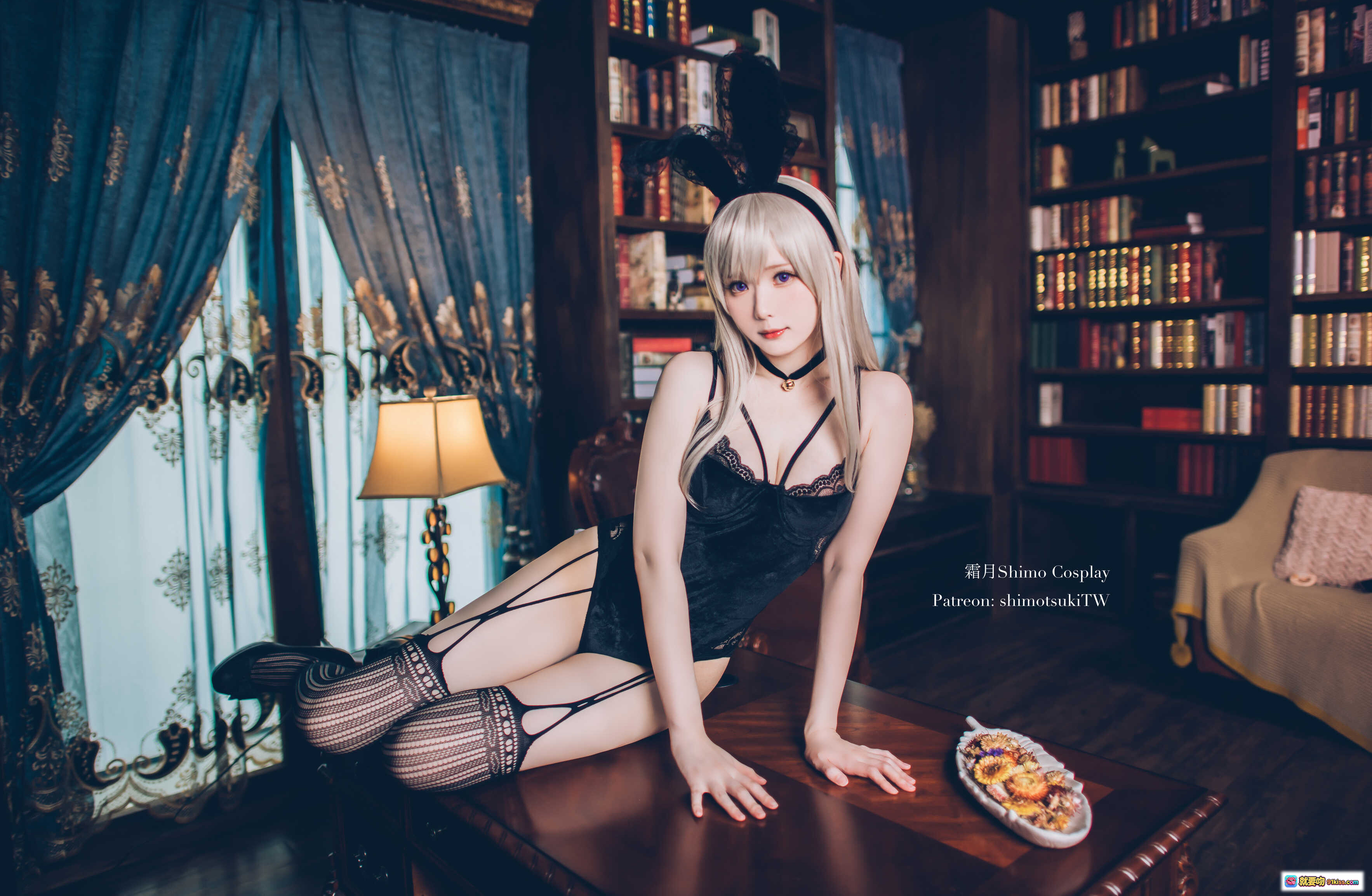 图片[5] - 霜月Shimo Cosplay私房写真NO.014｜兔女郎黑丝美腿｜复古书房场景｜14P高清图集 - 就要吻