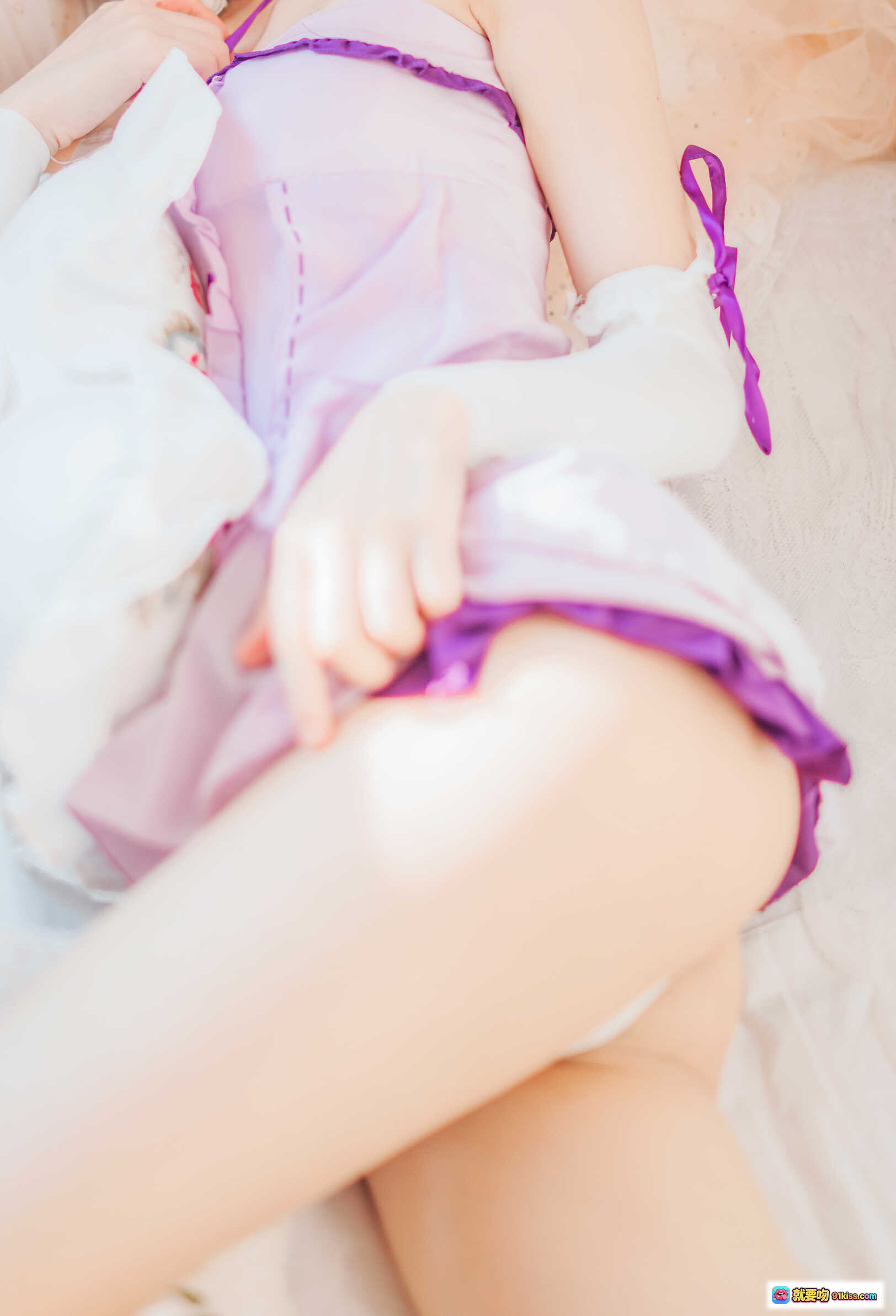 图片[3] - 桜桃喵088蕾姆小睡裙Cosplay写真｜蓝发紫裙少女卧室甜系私房照40P高清图集 - 就要吻