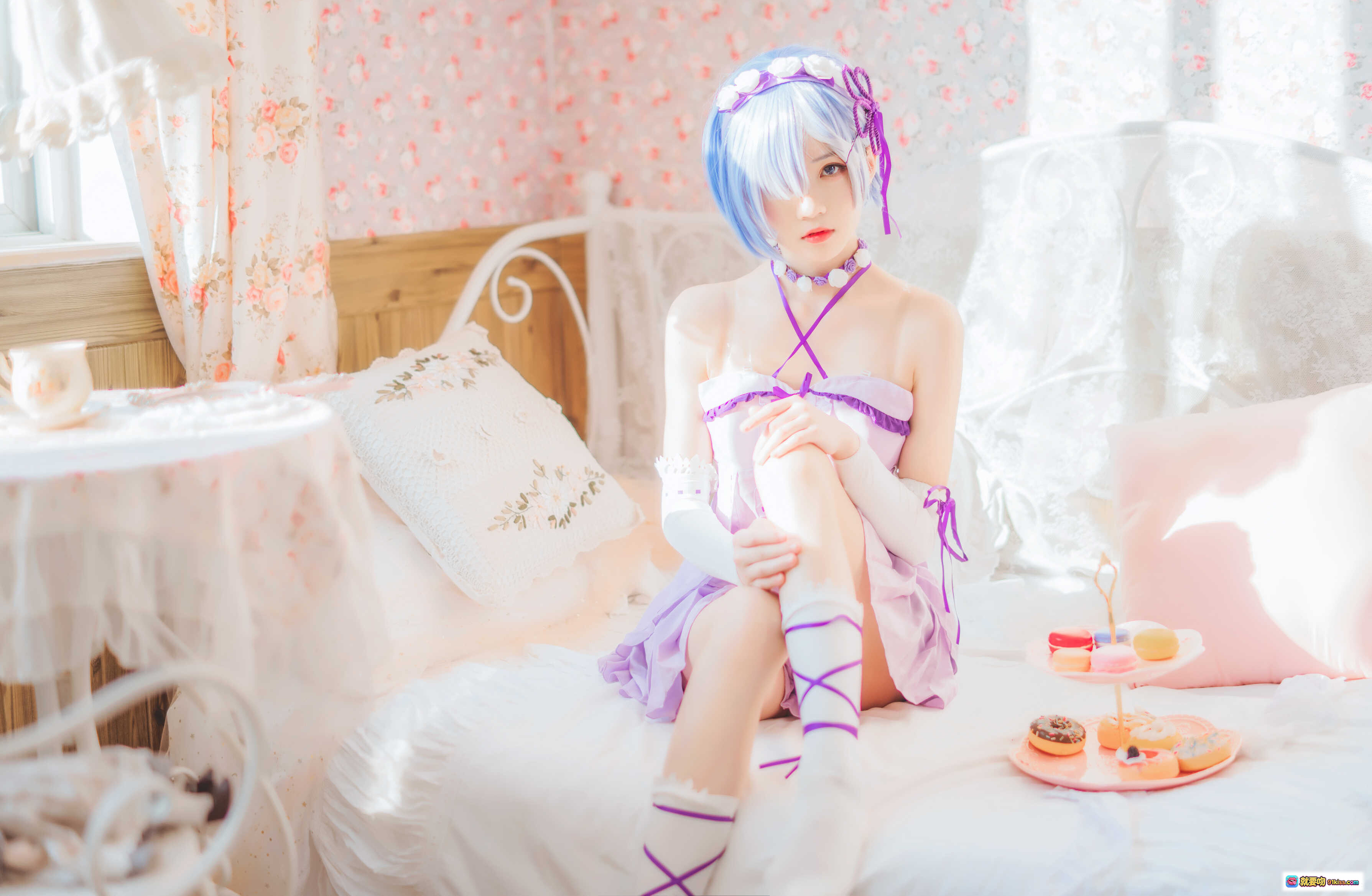 桜桃喵088蕾姆小睡裙Cosplay写真｜蓝发紫裙少女卧室甜系私房照40P高清图集 - 就要吻