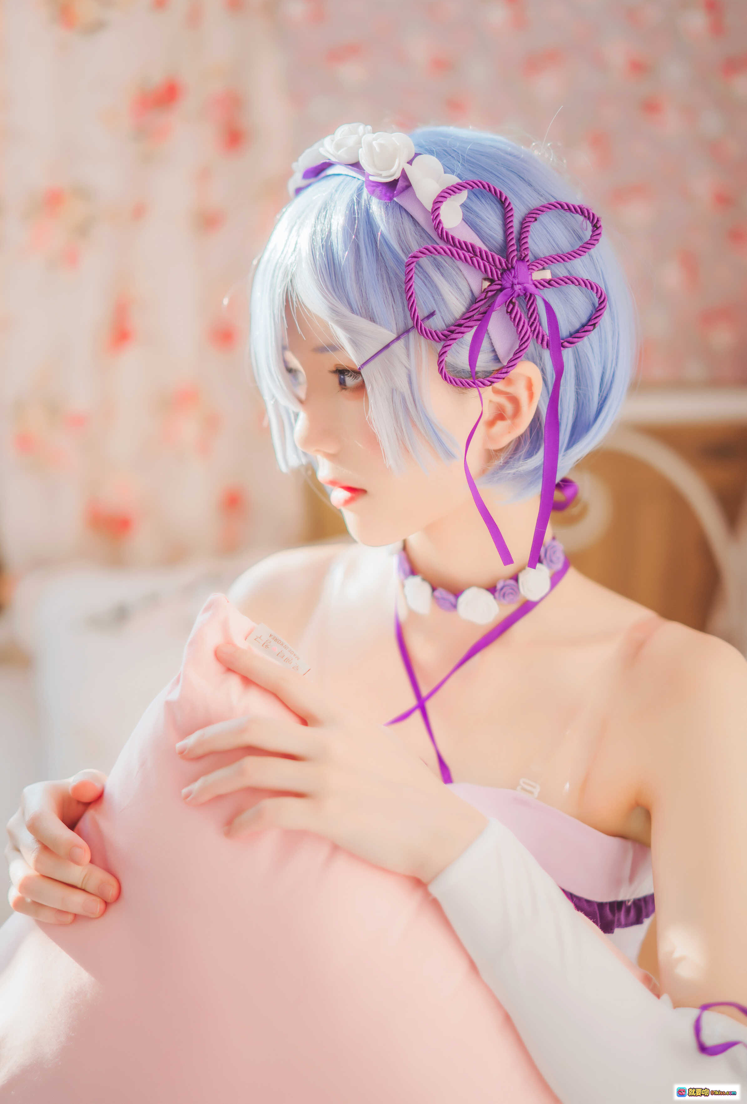 图片[8] - 桜桃喵088蕾姆小睡裙Cosplay写真｜蓝发紫裙少女卧室甜系私房照40P高清图集 - 就要吻