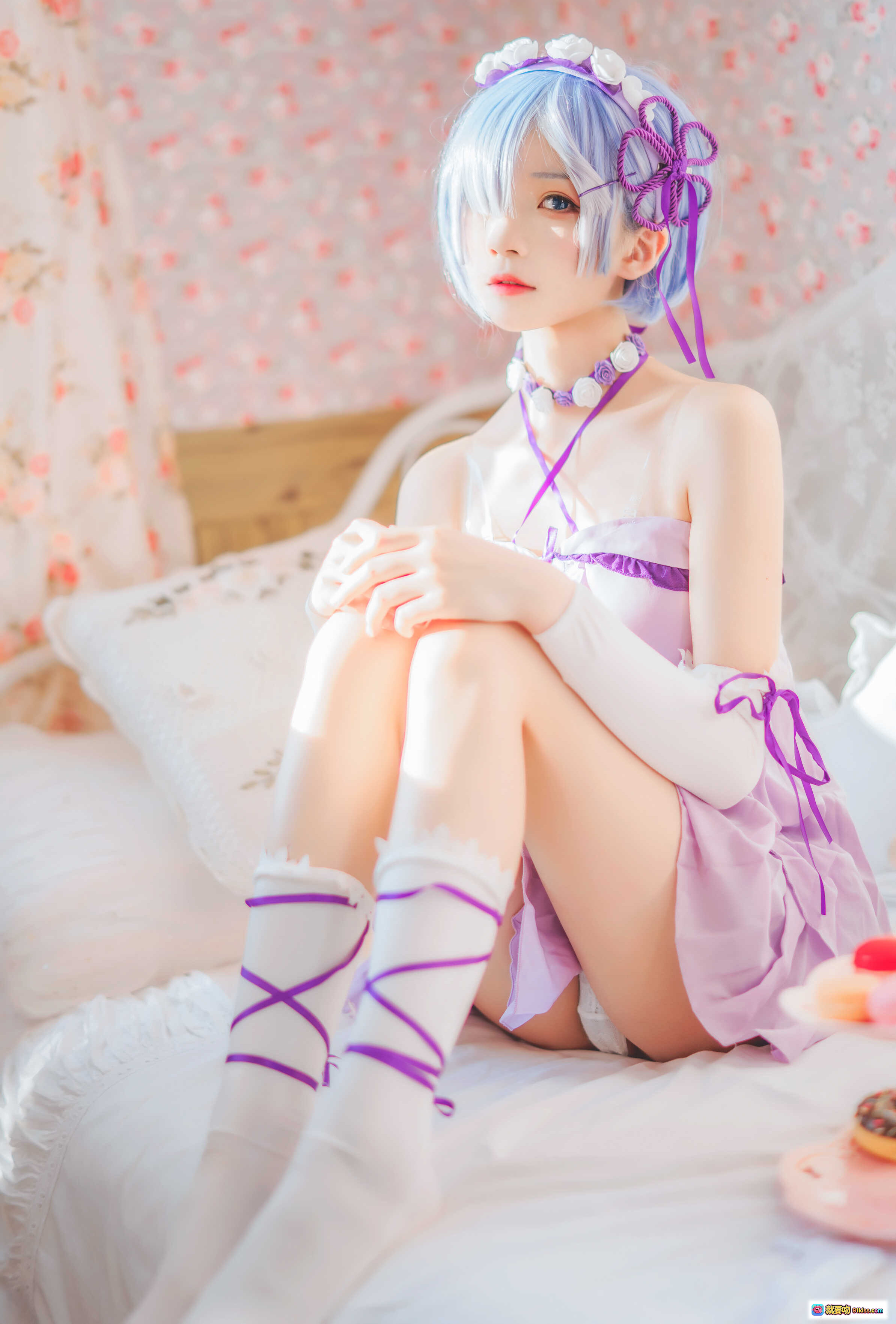 图片[10] - 桜桃喵088蕾姆小睡裙Cosplay写真｜蓝发紫裙少女卧室甜系私房照40P高清图集 - 就要吻