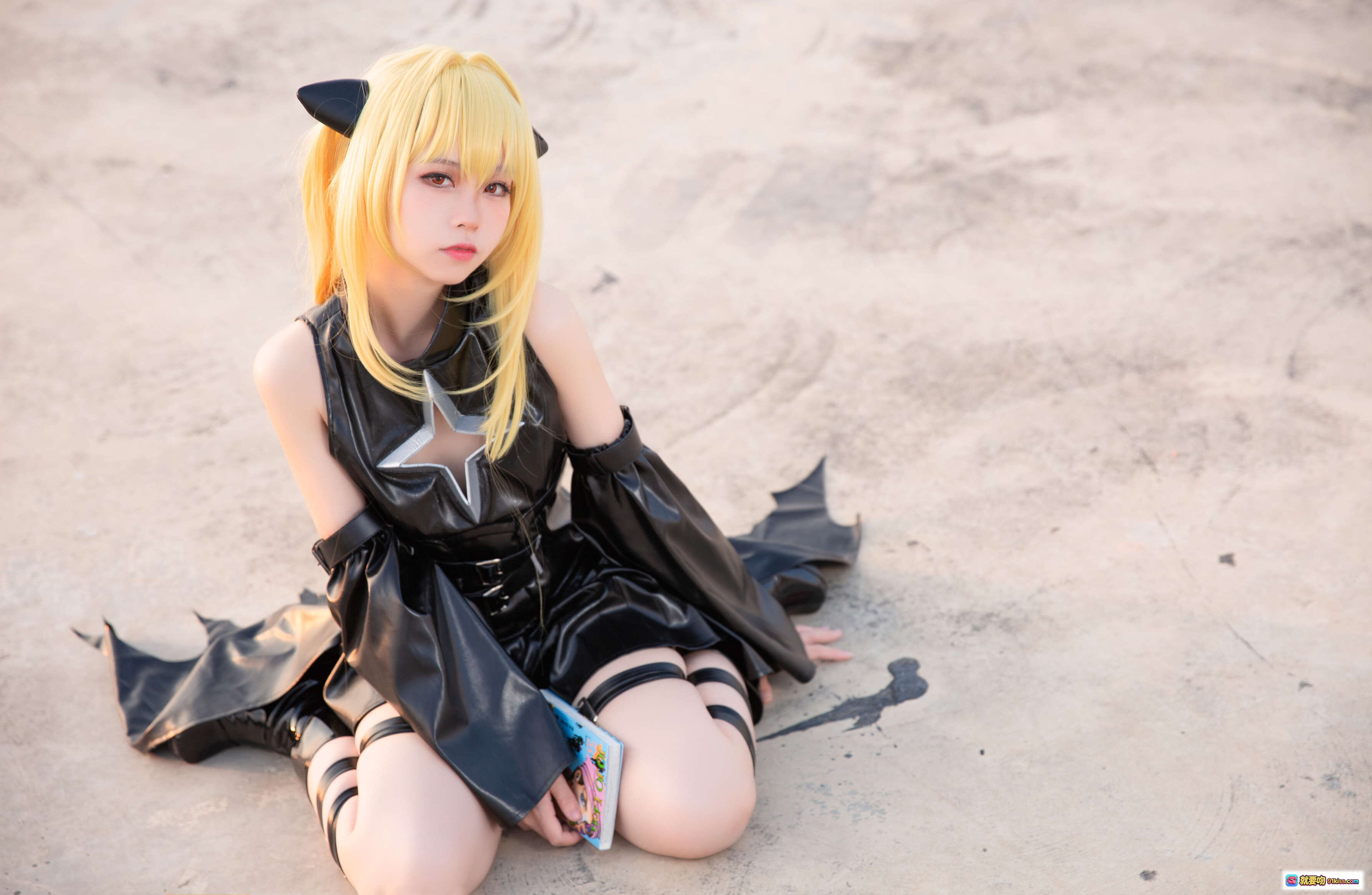 图片[3] - G44不会受伤 NO.039 小暗常服Cosplay 金发黑裙星形装饰屋顶城市背景写真19P - 就要吻