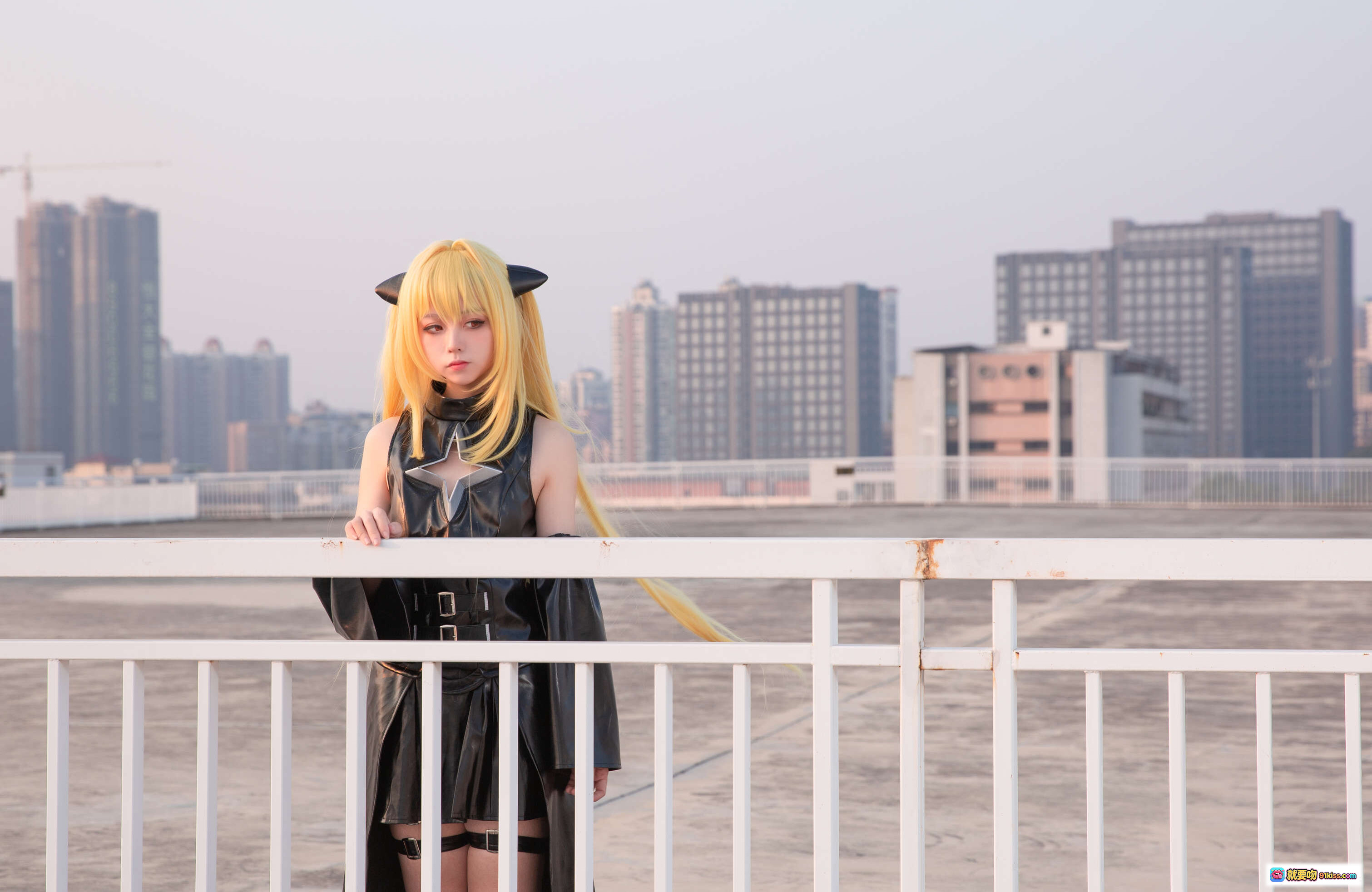 G44不会受伤 NO.039 小暗常服Cosplay 金发黑裙星形装饰屋顶城市背景写真19P - 就要吻