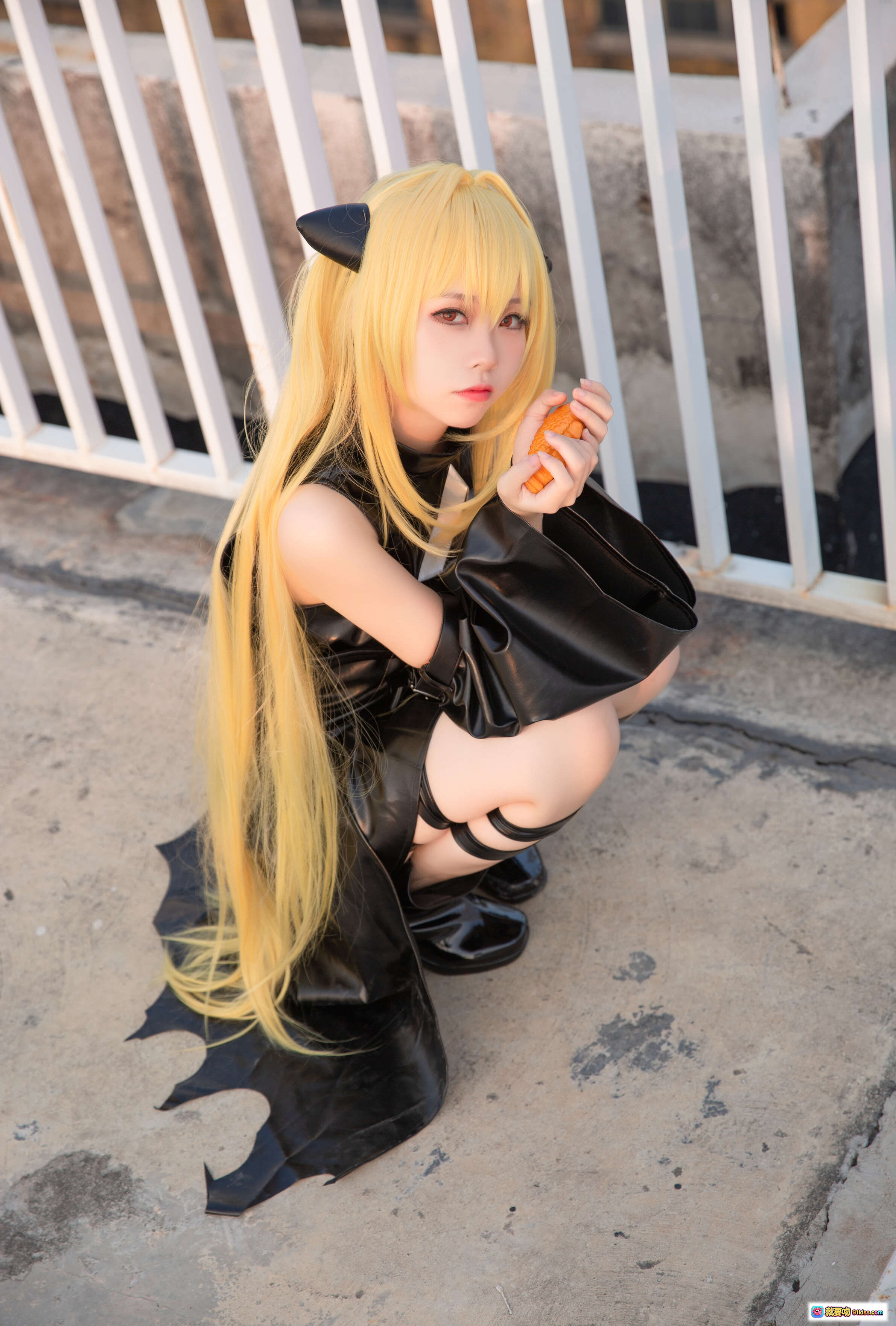 图片[2] - G44不会受伤 NO.039 小暗常服Cosplay 金发黑裙星形装饰屋顶城市背景写真19P - 就要吻