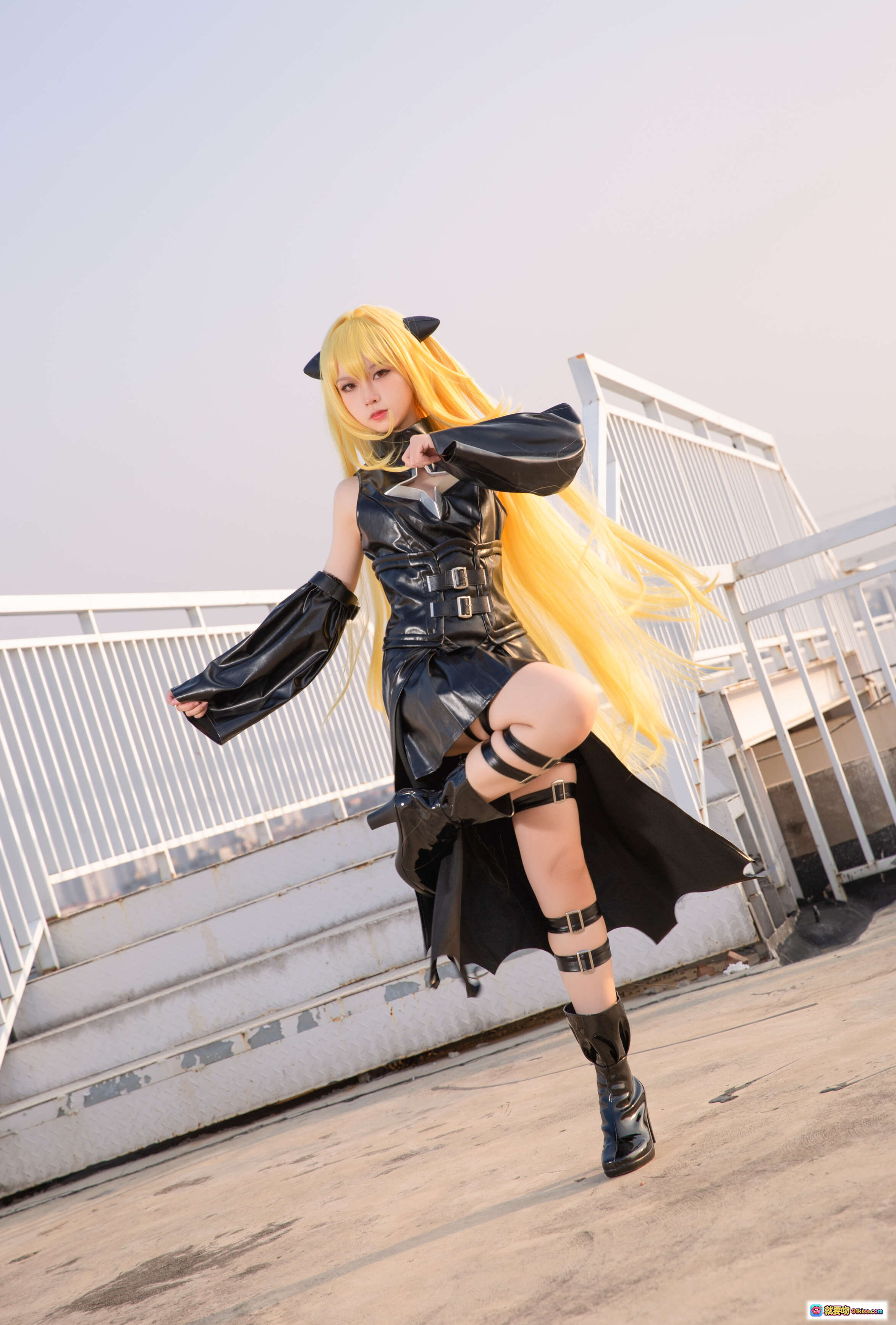 图片[5] - G44不会受伤 NO.039 小暗常服Cosplay 金发黑裙星形装饰屋顶城市背景写真19P - 就要吻