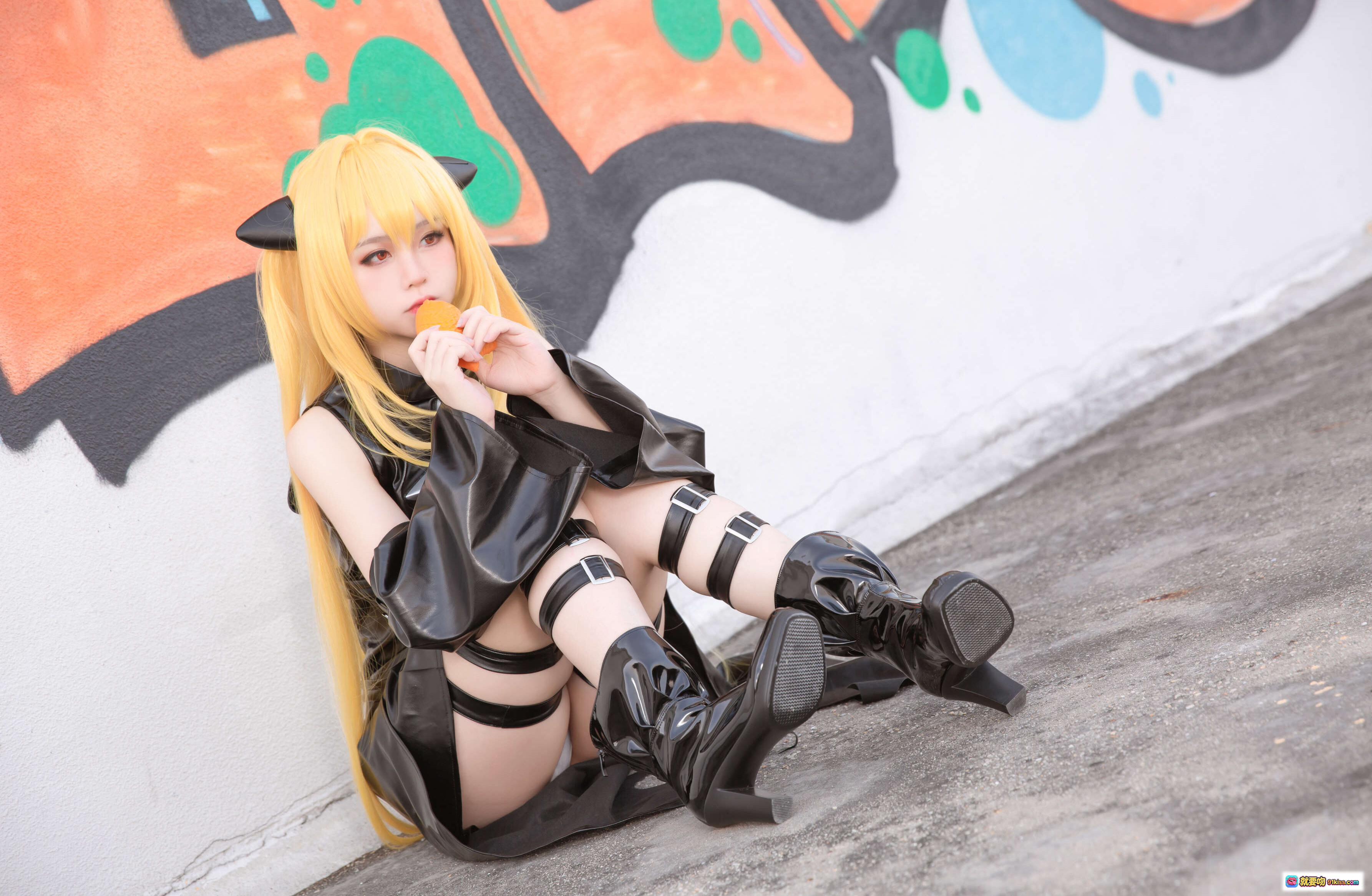 图片[9] - G44不会受伤 NO.039 小暗常服Cosplay 金发黑裙星形装饰屋顶城市背景写真19P - 就要吻