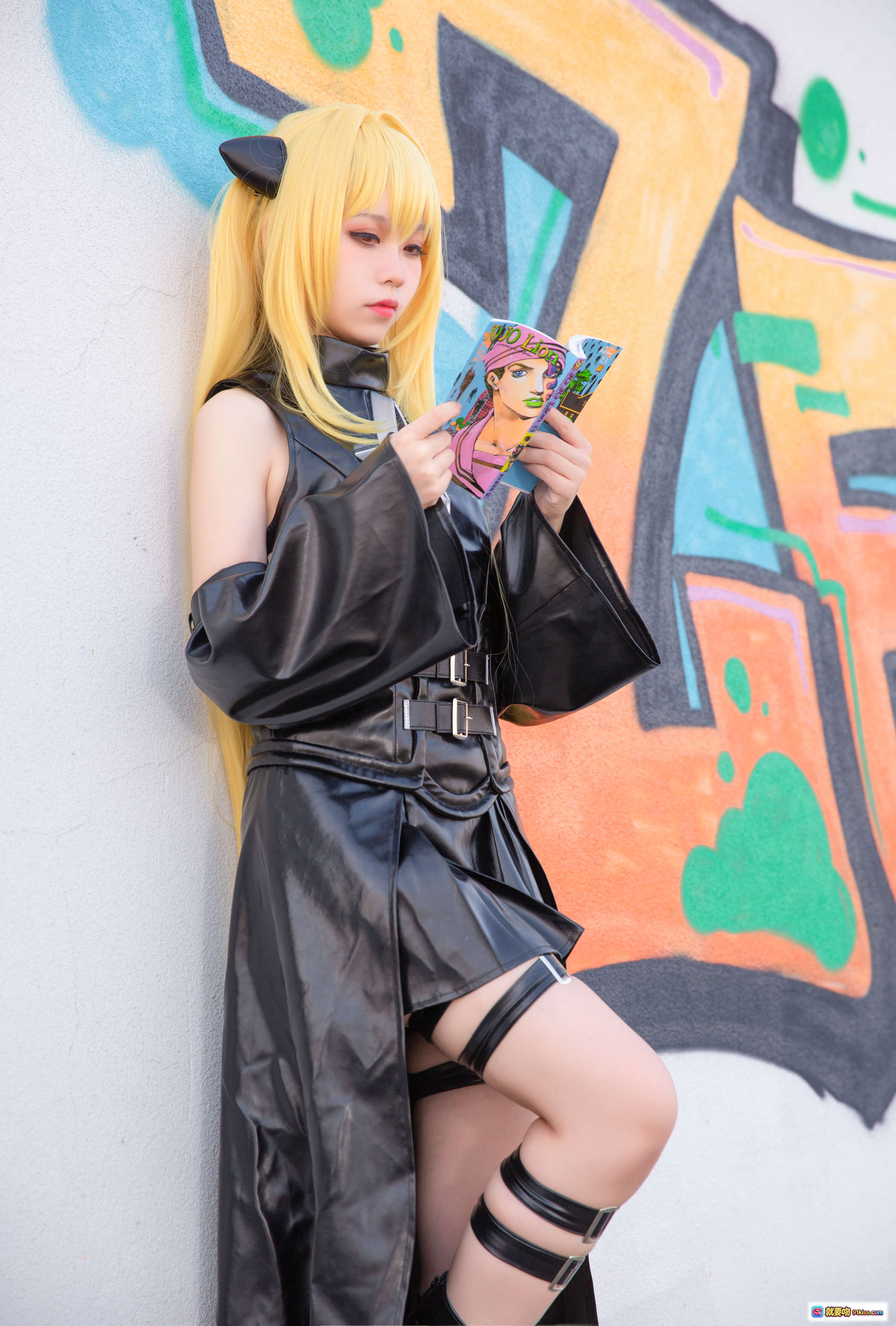 图片[10] - G44不会受伤 NO.039 小暗常服Cosplay 金发黑裙星形装饰屋顶城市背景写真19P - 就要吻