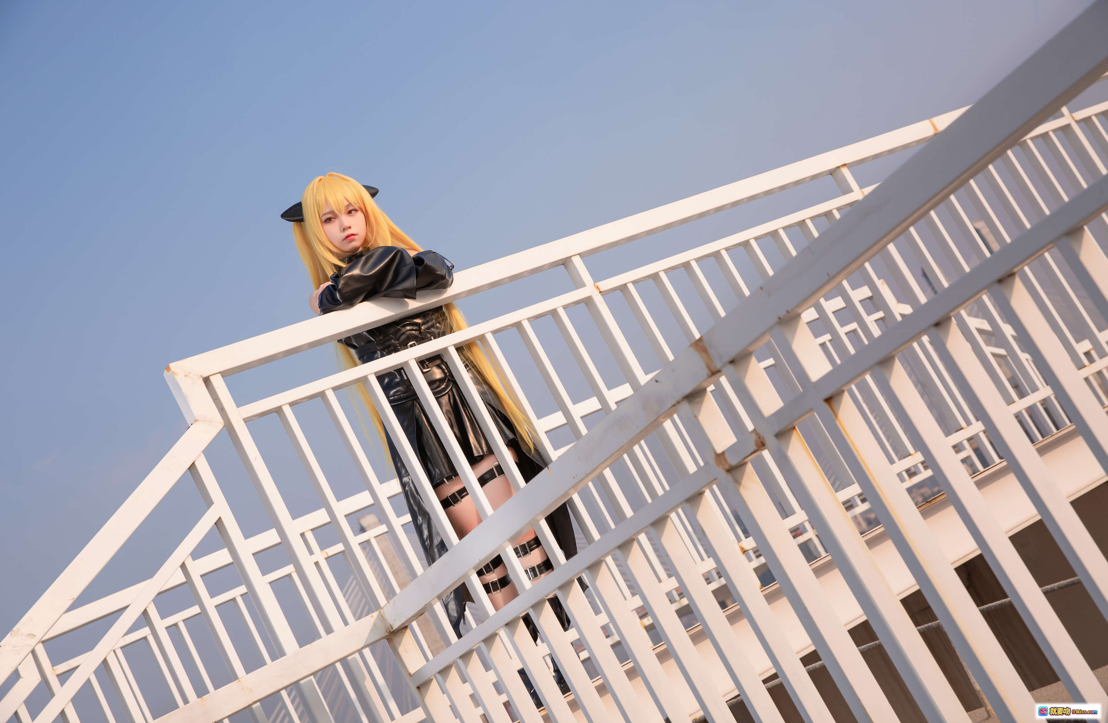 图片[8] - G44不会受伤 NO.039 小暗常服Cosplay 金发黑裙星形装饰屋顶城市背景写真19P - 就要吻