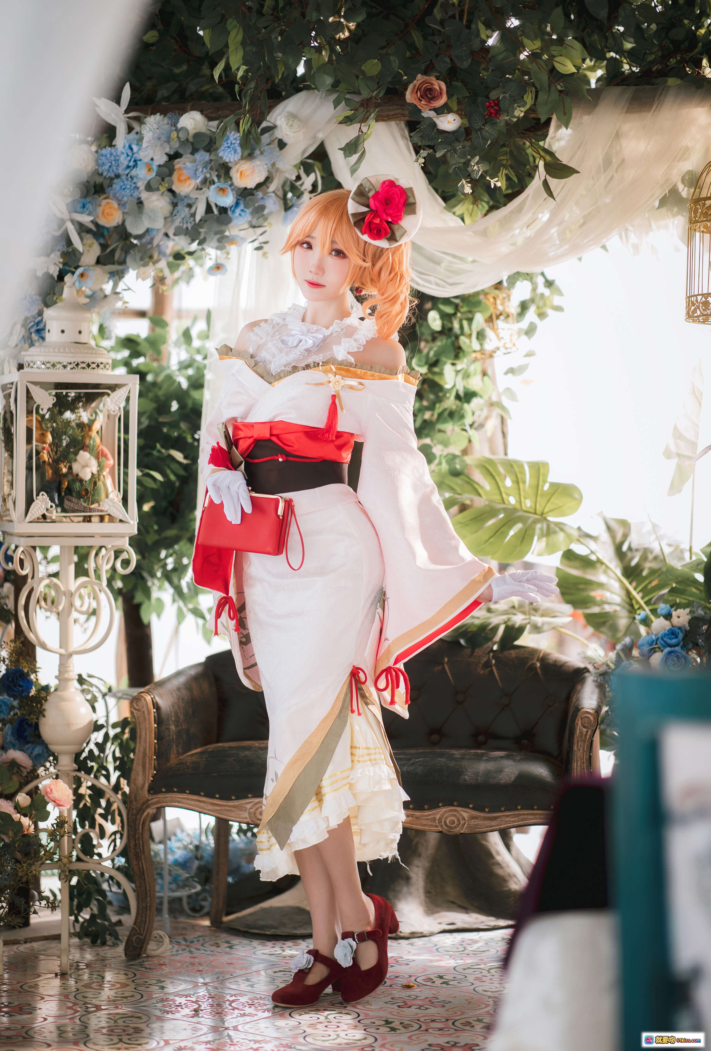 瓜希酱NO.029碧蓝航线黎塞留和服Cosplay写真·日系少女风·精致花饰头饰·红白配色和风裙装·复古沙发绿植背景·高清22P美图 - 就要吻
