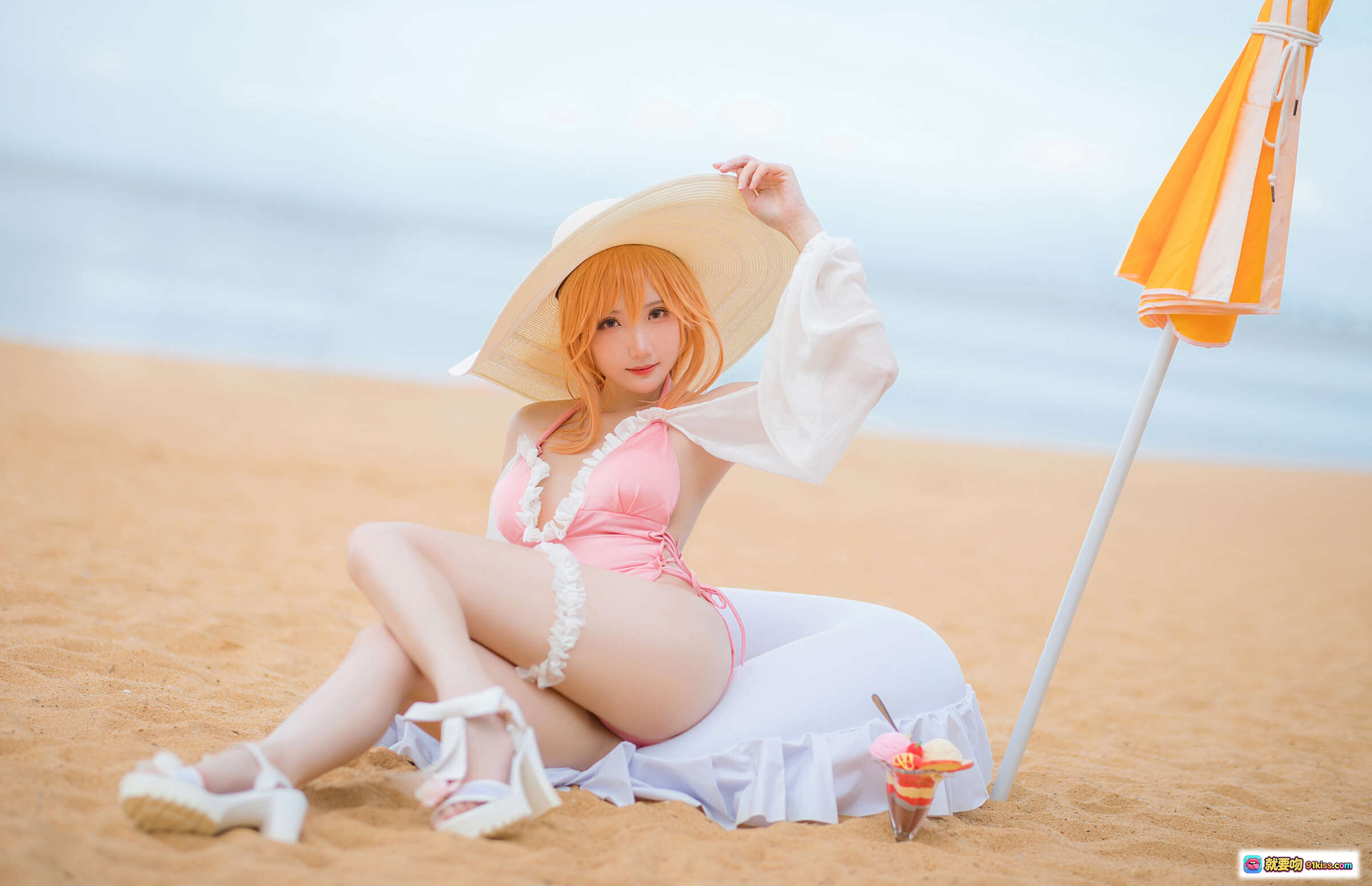 图片[9] - 瓜希酱黎塞留cosplay海滩写真｜粉色泳装宽檐帽冰淇淋甜美少女风 - 就要吻