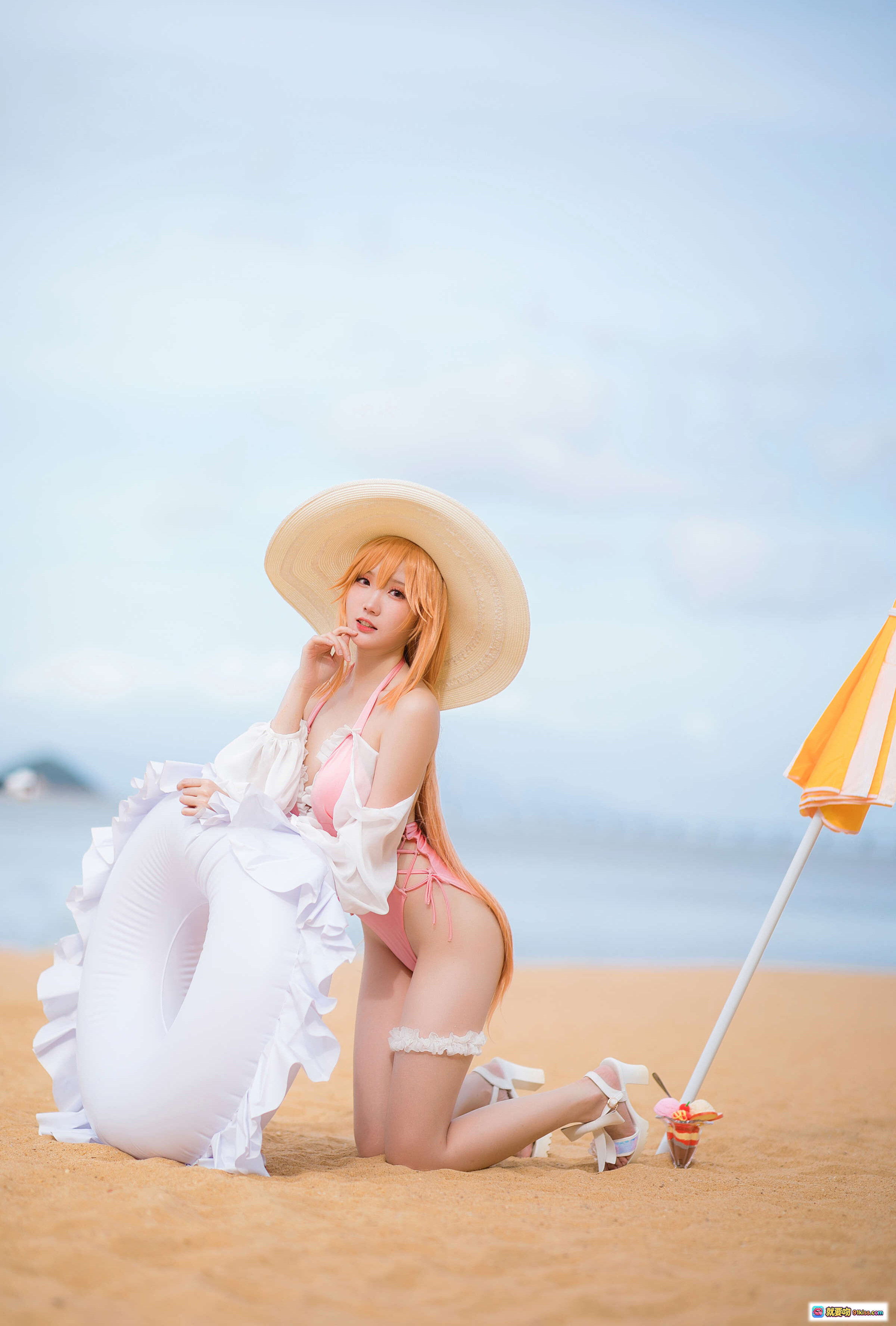 图片[10] - 瓜希酱黎塞留cosplay海滩写真｜粉色泳装宽檐帽冰淇淋甜美少女风 - 就要吻