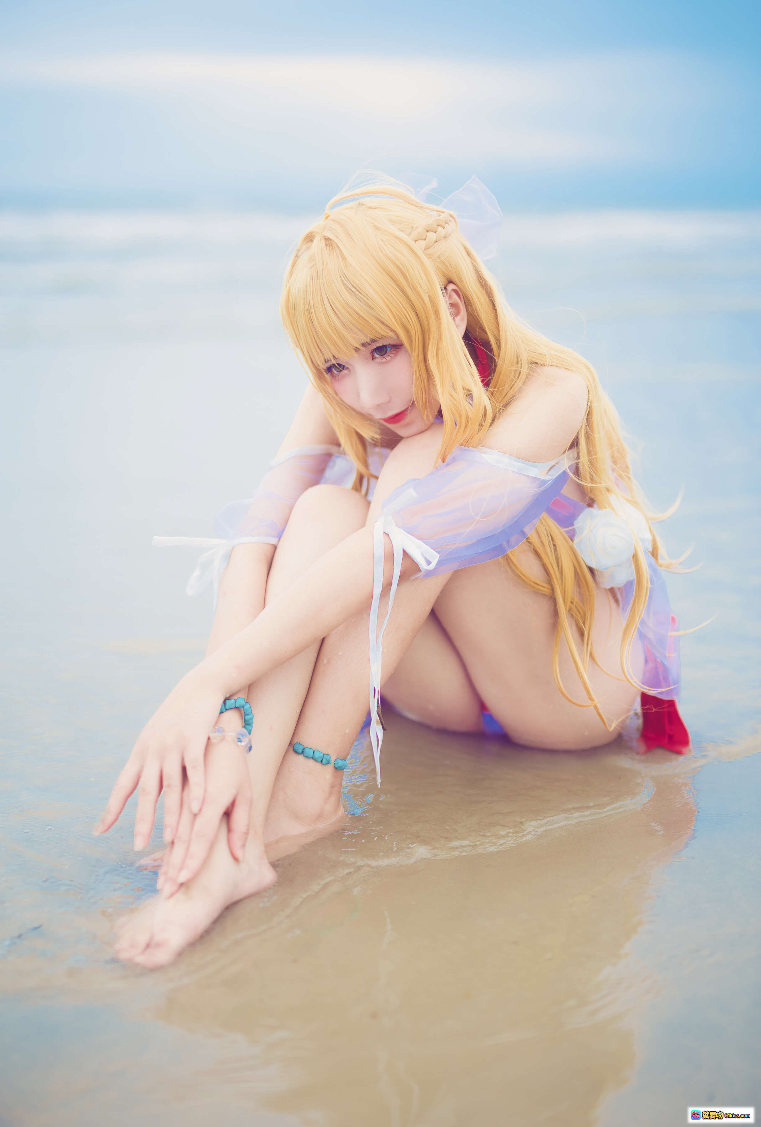 图片[1] - 九曲Jean NO.014 水尼禄Cosplay海滩写真 金发少女蓝紫薄纱裙 赤足戏水唯美氛围 10P高清图集 - 就要吻