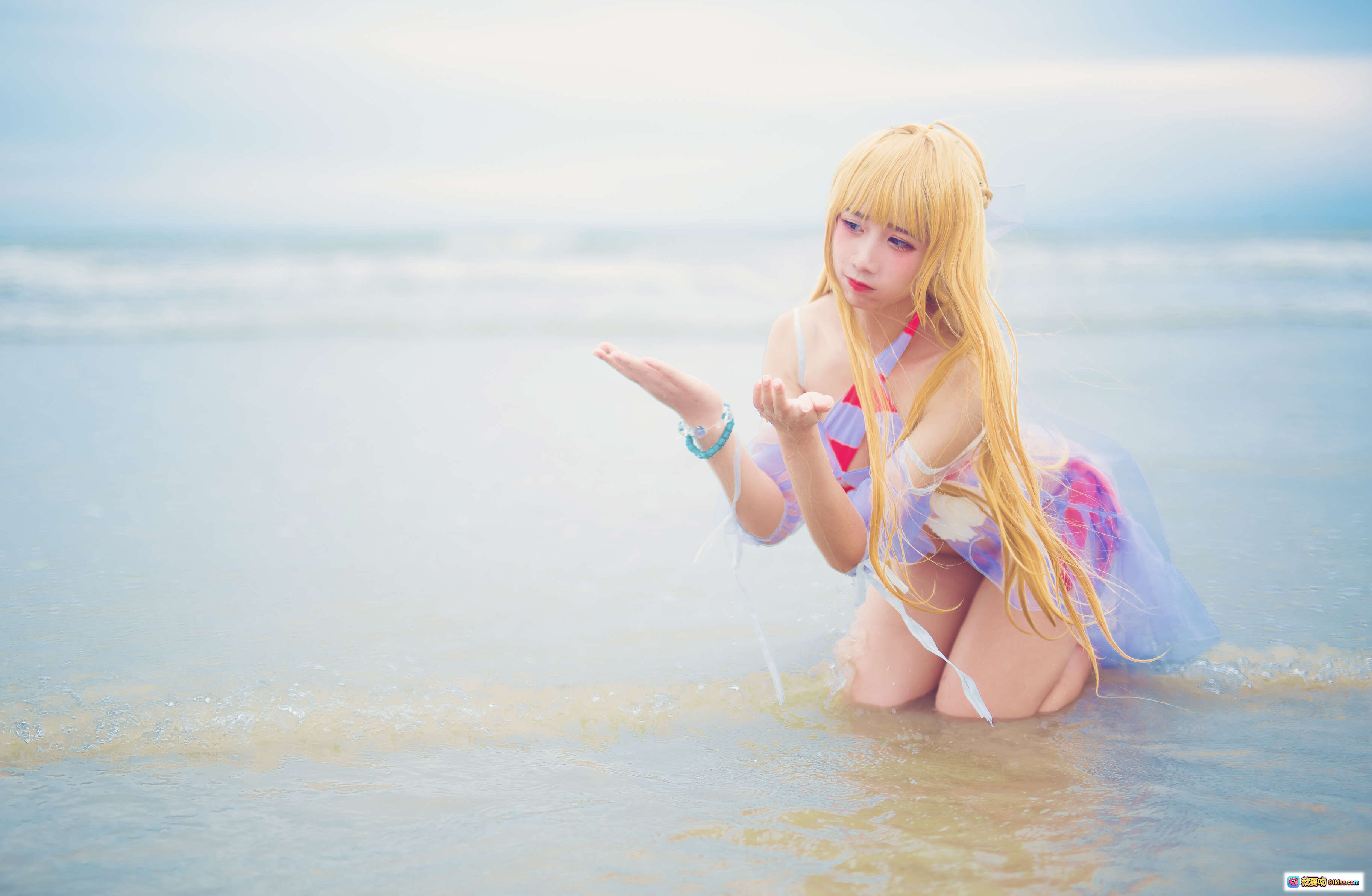 图片[8] - 九曲Jean NO.014 水尼禄Cosplay海滩写真 金发少女蓝紫薄纱裙 赤足戏水唯美氛围 10P高清图集 - 就要吻
