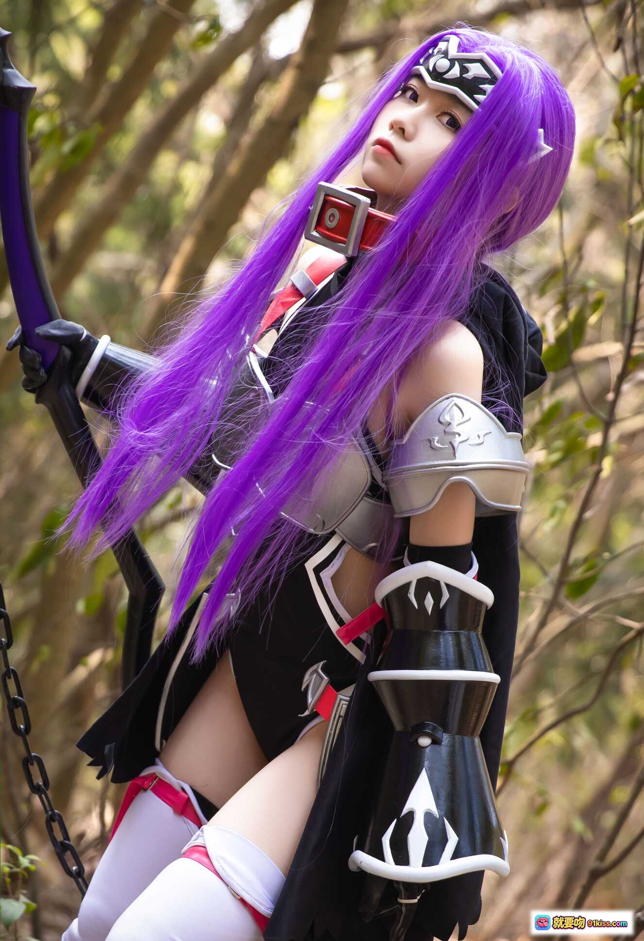 图片[3] - G44不会受伤 NO.021 安娜 cosplay 紫发女战士 森林写真 黑色斗篷 银甲武装 链刃武器 白袜战靴 动漫角色扮演 精致妆造 户外实景拍摄 - 就要吻