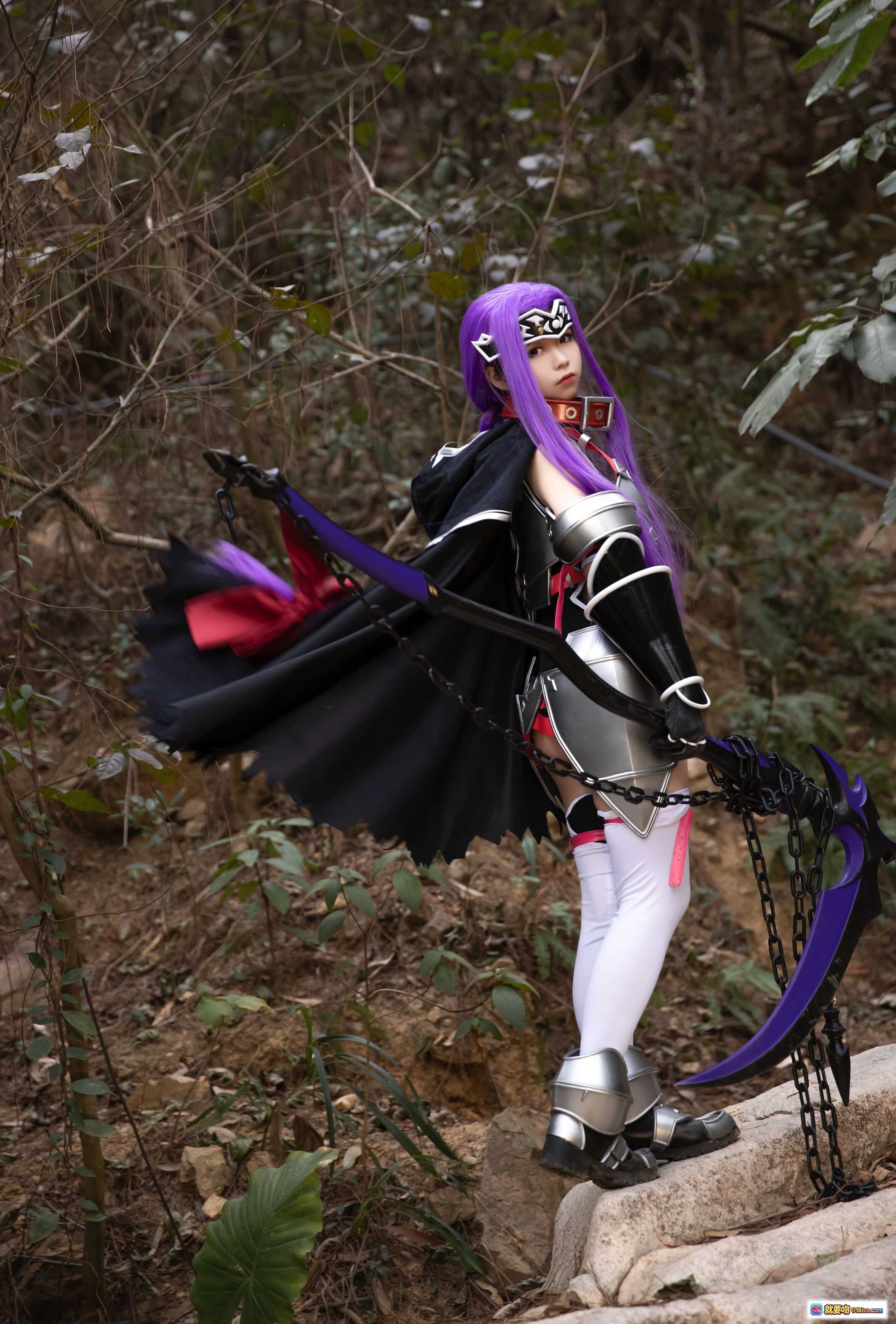G44不会受伤 NO.021 安娜 cosplay 紫发女战士 森林写真 黑色斗篷 银甲武装 链刃武器 白袜战靴 动漫角色扮演 精致妆造 户外实景拍摄 - 就要吻