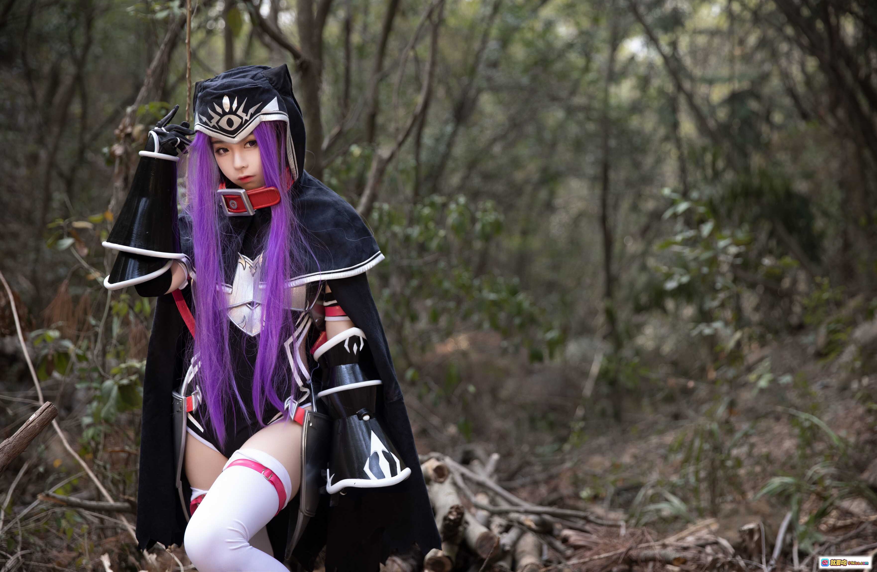 图片[7] - G44不会受伤 NO.021 安娜 cosplay 紫发女战士 森林写真 黑色斗篷 银甲武装 链刃武器 白袜战靴 动漫角色扮演 精致妆造 户外实景拍摄 - 就要吻