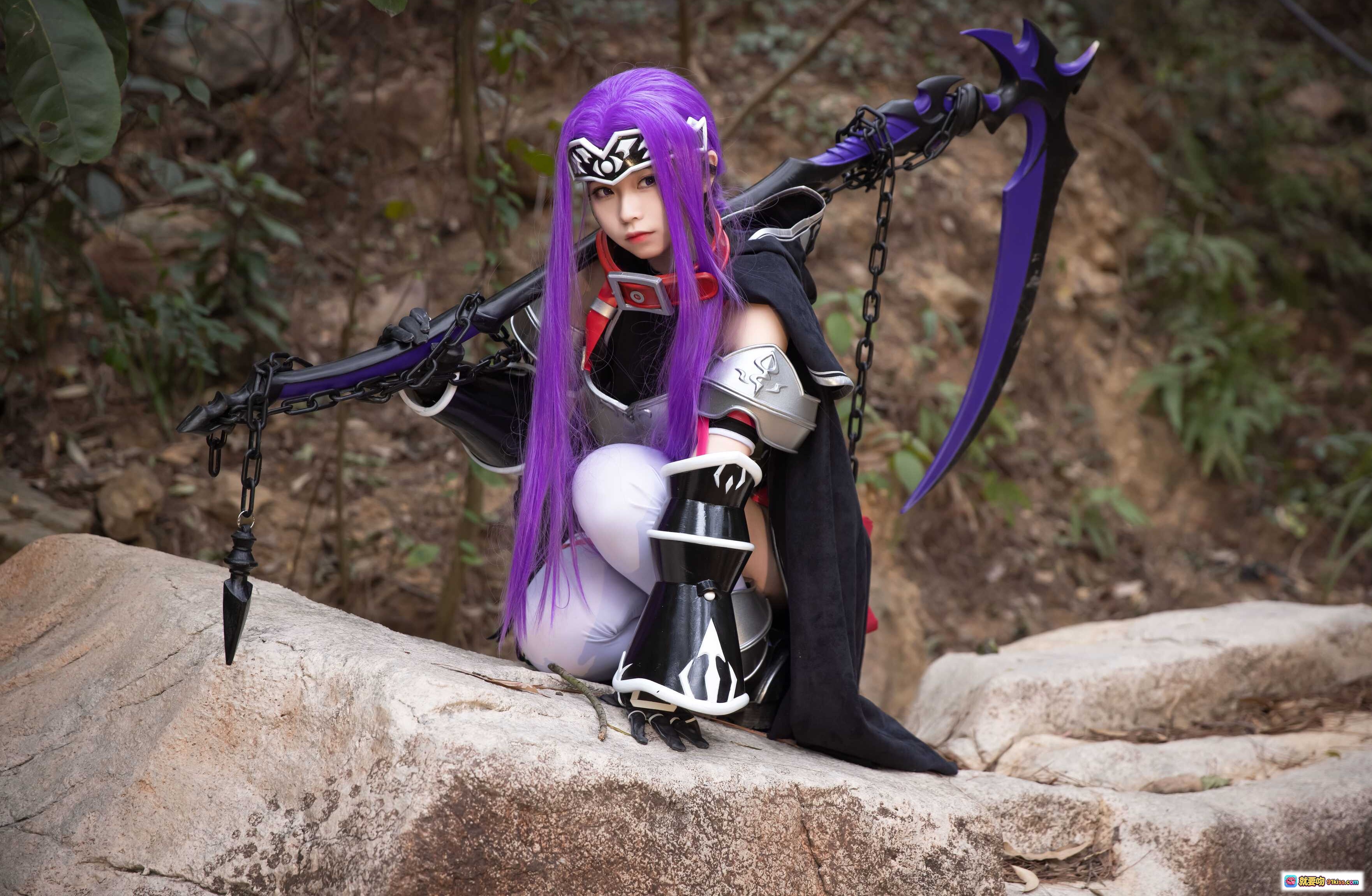 图片[8] - G44不会受伤 NO.021 安娜 cosplay 紫发女战士 森林写真 黑色斗篷 银甲武装 链刃武器 白袜战靴 动漫角色扮演 精致妆造 户外实景拍摄 - 就要吻